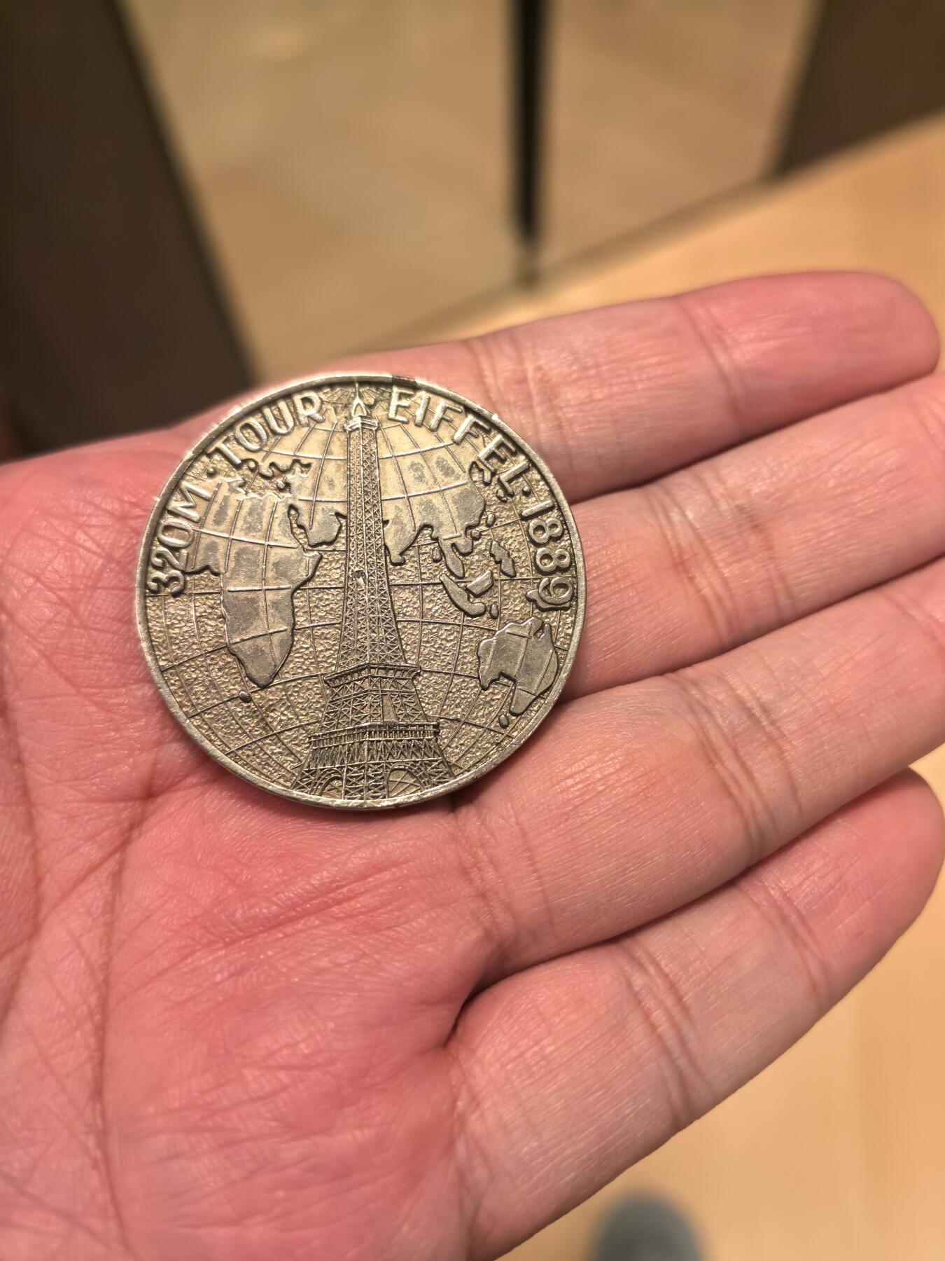 欧洲铜章和回流杂项第一场 欧洲铜章1889年巴黎埃菲尔铁塔落成纪念章，属于为纪念埃菲尔铁塔建成而发行的官方纪念