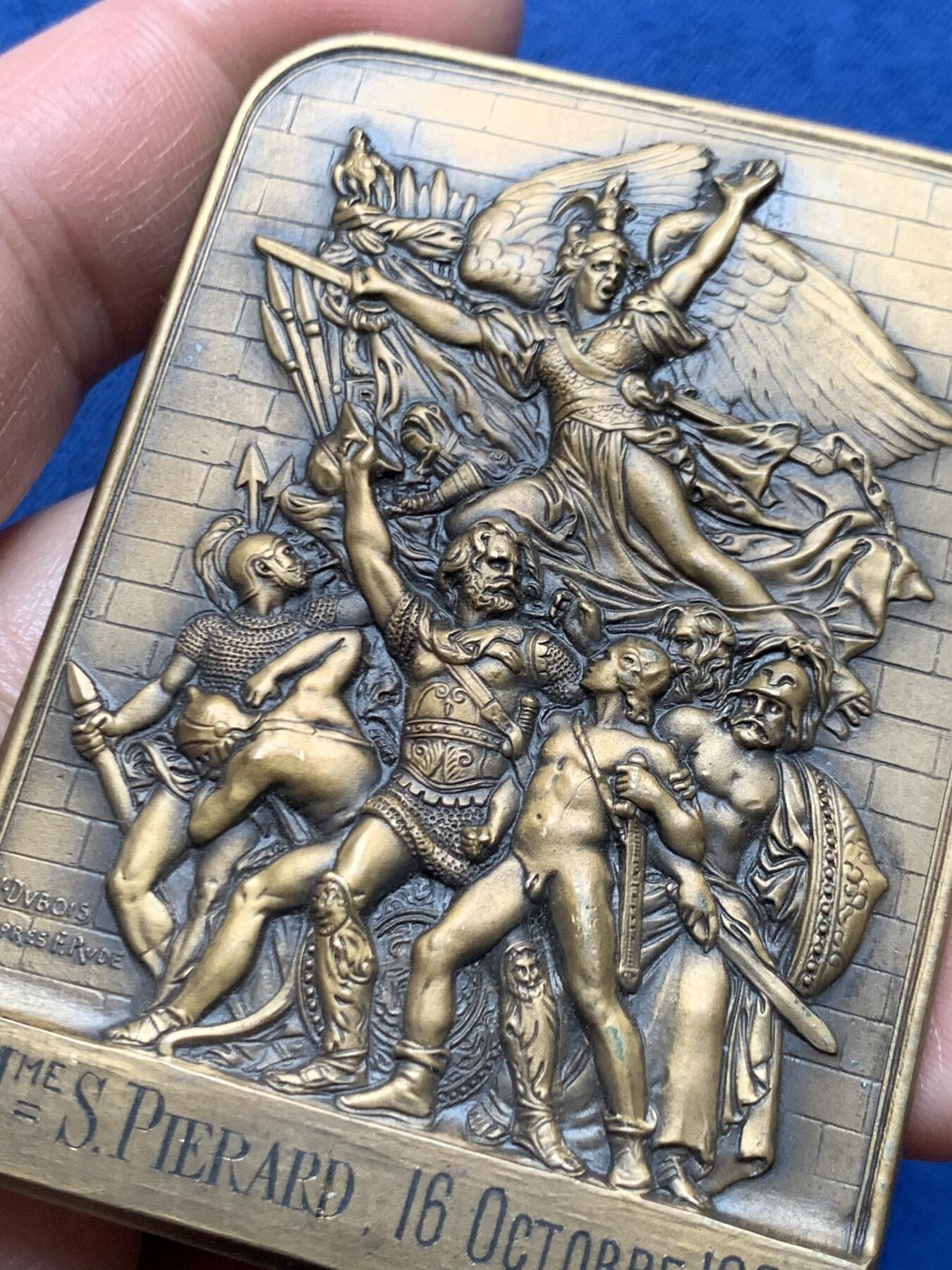 《竞宝斋》第466场 周日，周一 2场连拍 （全场包邮）欢迎送拍 法国凯旋门马赛曲双面浮雕大铜章 好品 重约111.4克 52*70.9mm 三角铜标