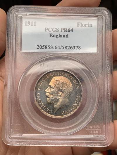 《竞宝斋》第466场 周日，周一 2场连拍 （全场包邮）欢迎送拍 - PCGS PR64 英国1911乔五精制弗罗林银币，铸量6000枚。人像深峻，镜面感超强，金彩包浆，状态极佳的一颗。pc早期小白盒严评，换盒有机会加分。盒子支撑有磕