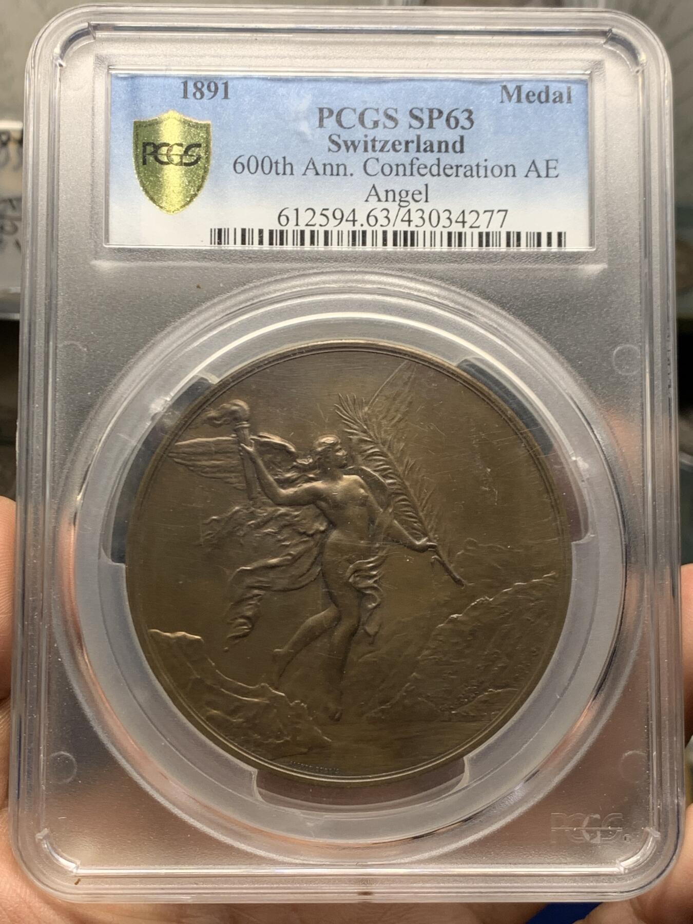 《竞宝斋》第466场 周日，周一 2场连拍 （全场包邮）欢迎送拍 PCGS SP63 亚军分 瑞士1891联邦600周年清凉女神大铜章，68mm大尺寸，151g，手感厚重。背生双翼的飞天女神翱翔于瑞士群山，手持火炬与橄榄枝，画面生动美好。收藏级大规格清凉章，更高仅1枚，加大加厚盒