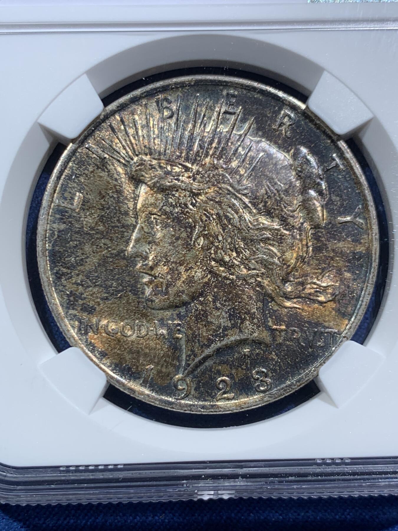 《竞宝斋》第466场 周日，周一 2场连拍 （全场包邮）欢迎送拍 NGC MS63 美国1923年和平鸽一元，正面黑彩背面黄油彩车轮光状态，带彩出分不易，喜欢的不要错过了