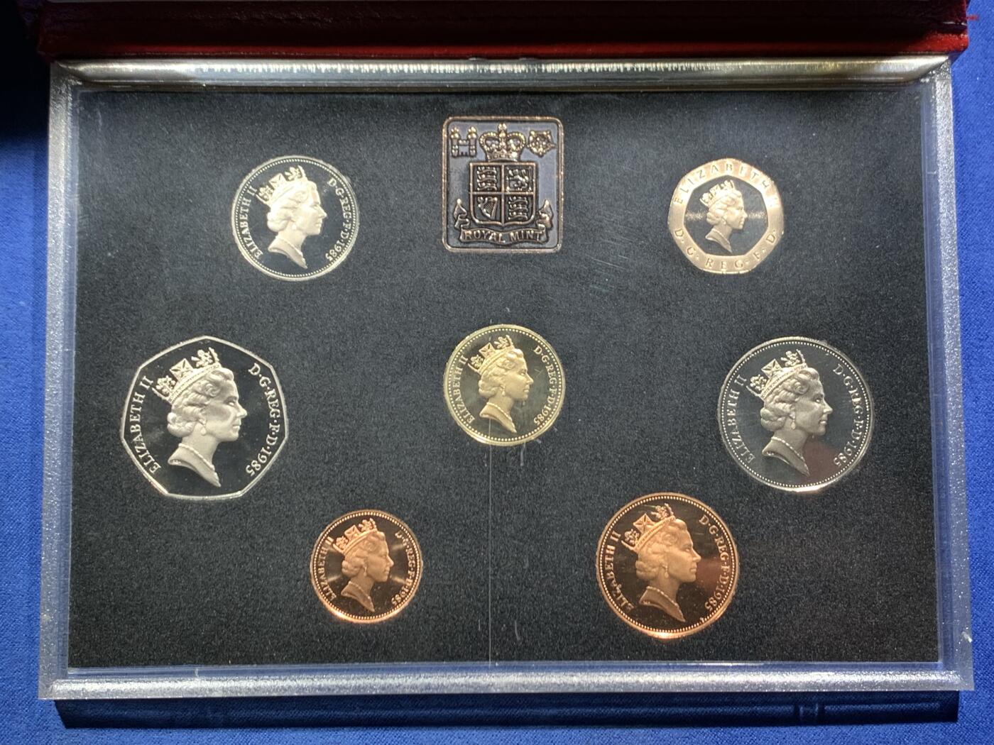 《竞宝斋》第466场 周日，周一 2场连拍 （全场包邮）欢迎送拍 英国1985年精制套币，带1枚1英镑威尔士韭葱精制纪念币，7枚币，品相精美，高档盒装