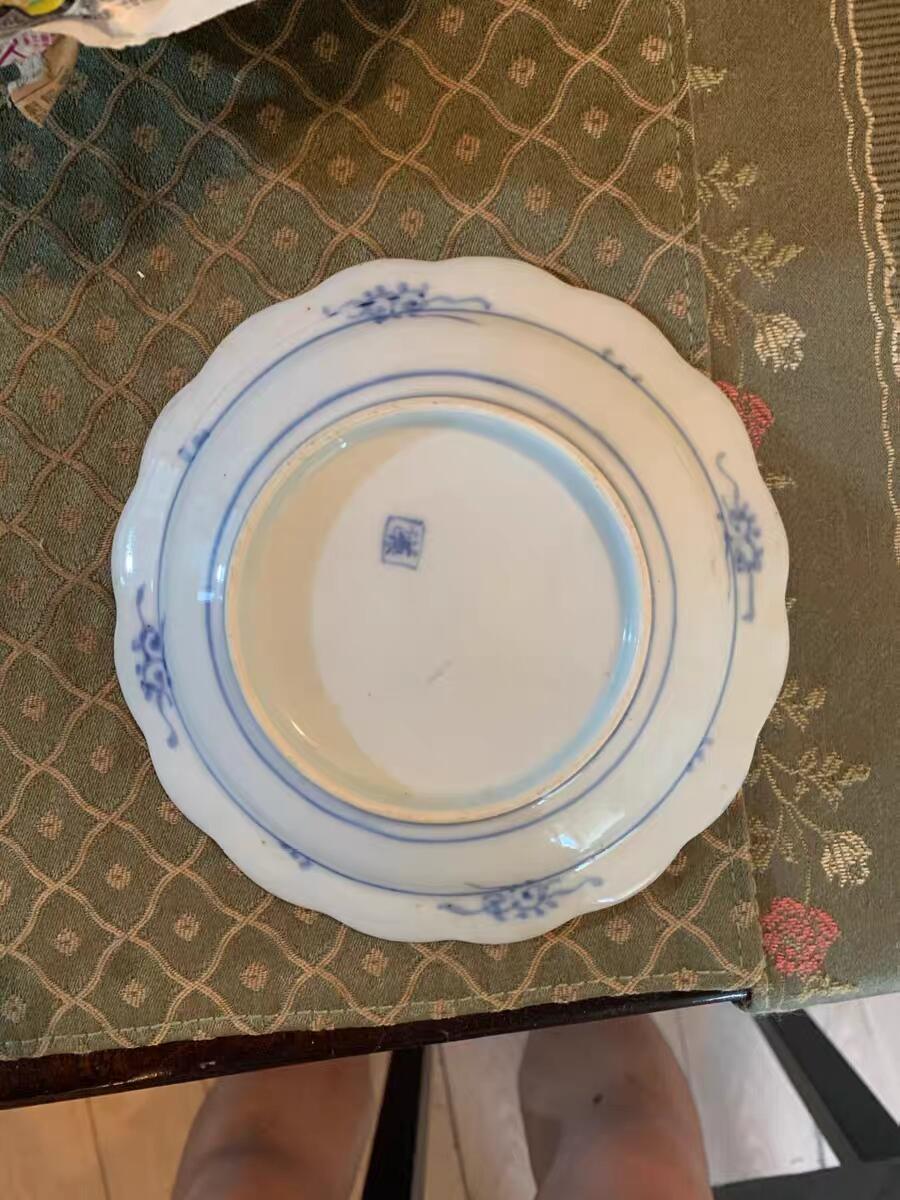 欧洲铜章和回流杂项第一场 日本明治至大正时期“谦”字款青花山水花口盘 这是一套8件**日本明治至大正时期（约清末民初）**的青花山水花口盘，属于日本有田烧（伊万里瓷）的范畴，由名为“谦”的工匠或窑口制作。