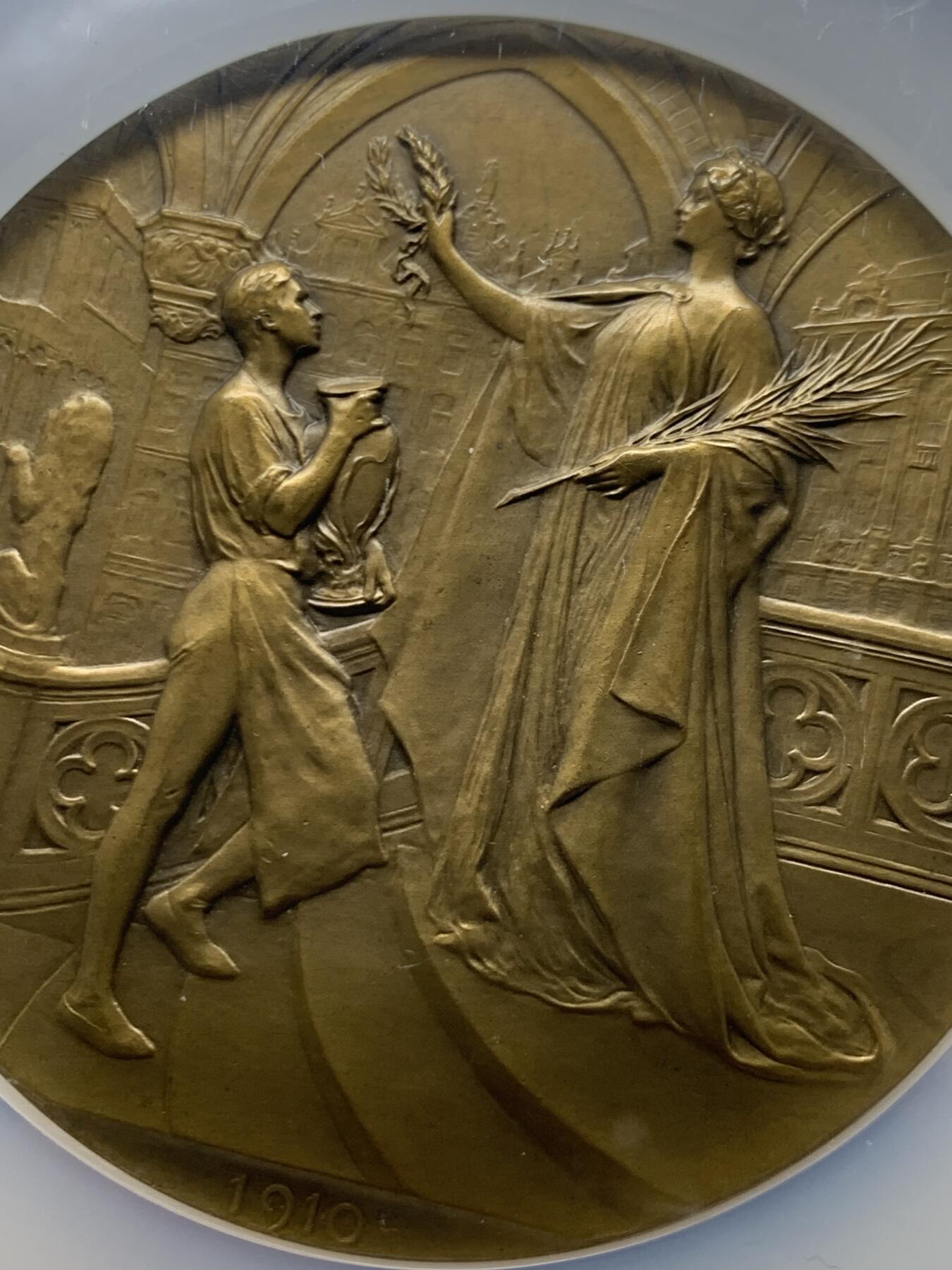 《竞宝斋》第466场 周日，周一 2场连拍 （全场包邮）欢迎送拍 NGC MS65BN 超高分 比利时环球博览会布鲁塞尔1910年艺术奖章，世博题材名章。大师 Devreese经典作品之一，直径：71mm，重：125克，加大加厚盒