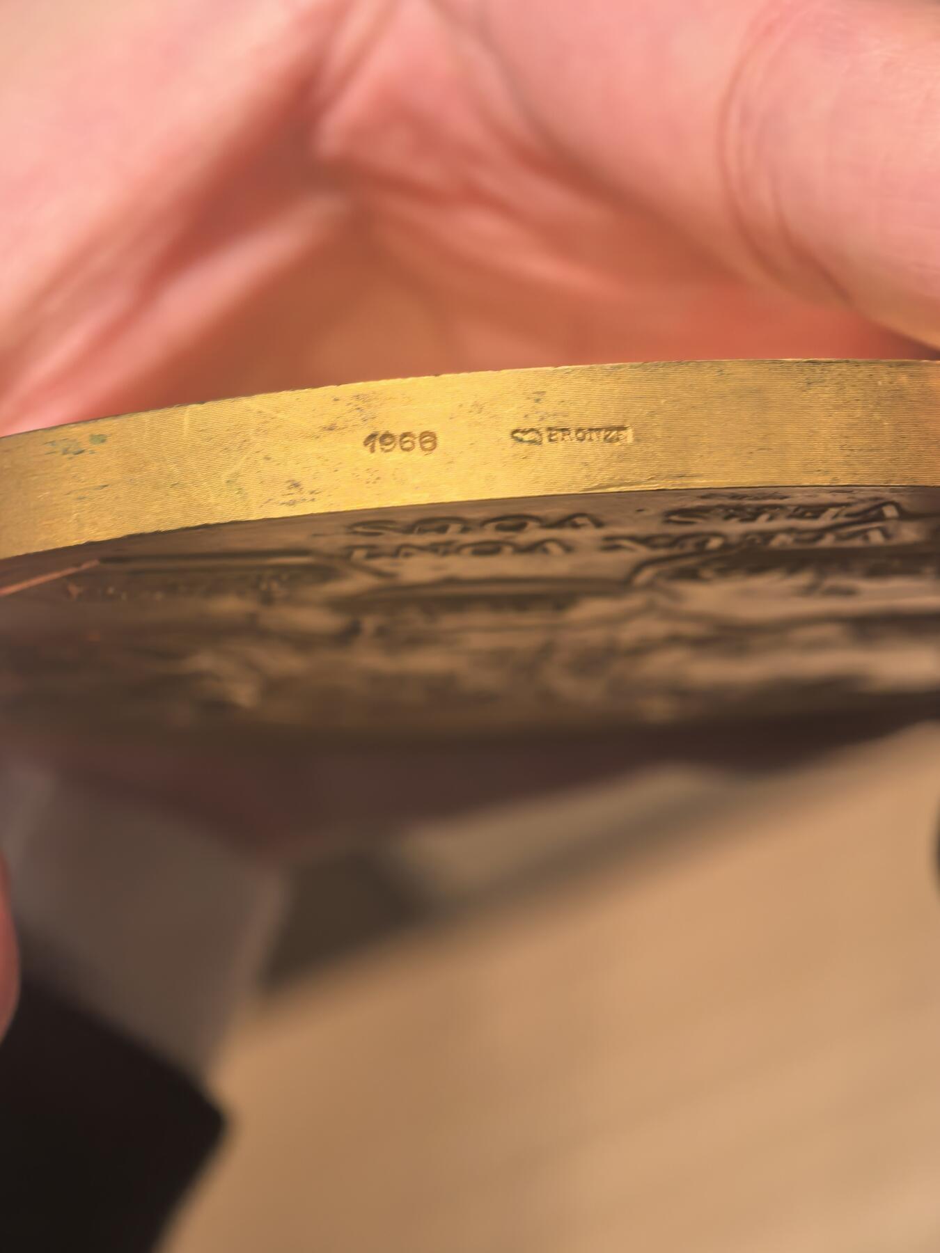 欧洲铜章和回流杂项第一场 铜章深度解析：巴黎造币厂叠币章（海陆空交通主题） 这枚铜章是法国新艺术运动时期的经典作品，由巴黎造币厂（Monnaie de Paris）发行，以其独特的“叠币”设计和对人类交通发展的描绘而闻名