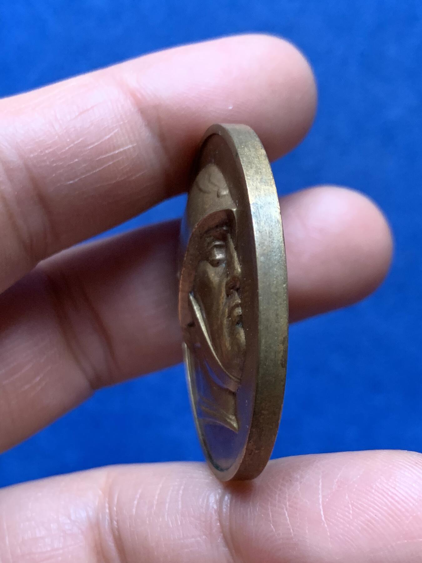 《竞宝斋》第466场 周日，周一 2场连拍 （全场包邮）欢迎送拍 1928年意大利墨索里尼第六届全国葡萄节铜章，36克，39.6mm，带原盒，人物超高浮雕非常挺拔漂亮。意大利全国葡萄节是法西斯政权将农业生产与民族主义宣传结合的重要活动。