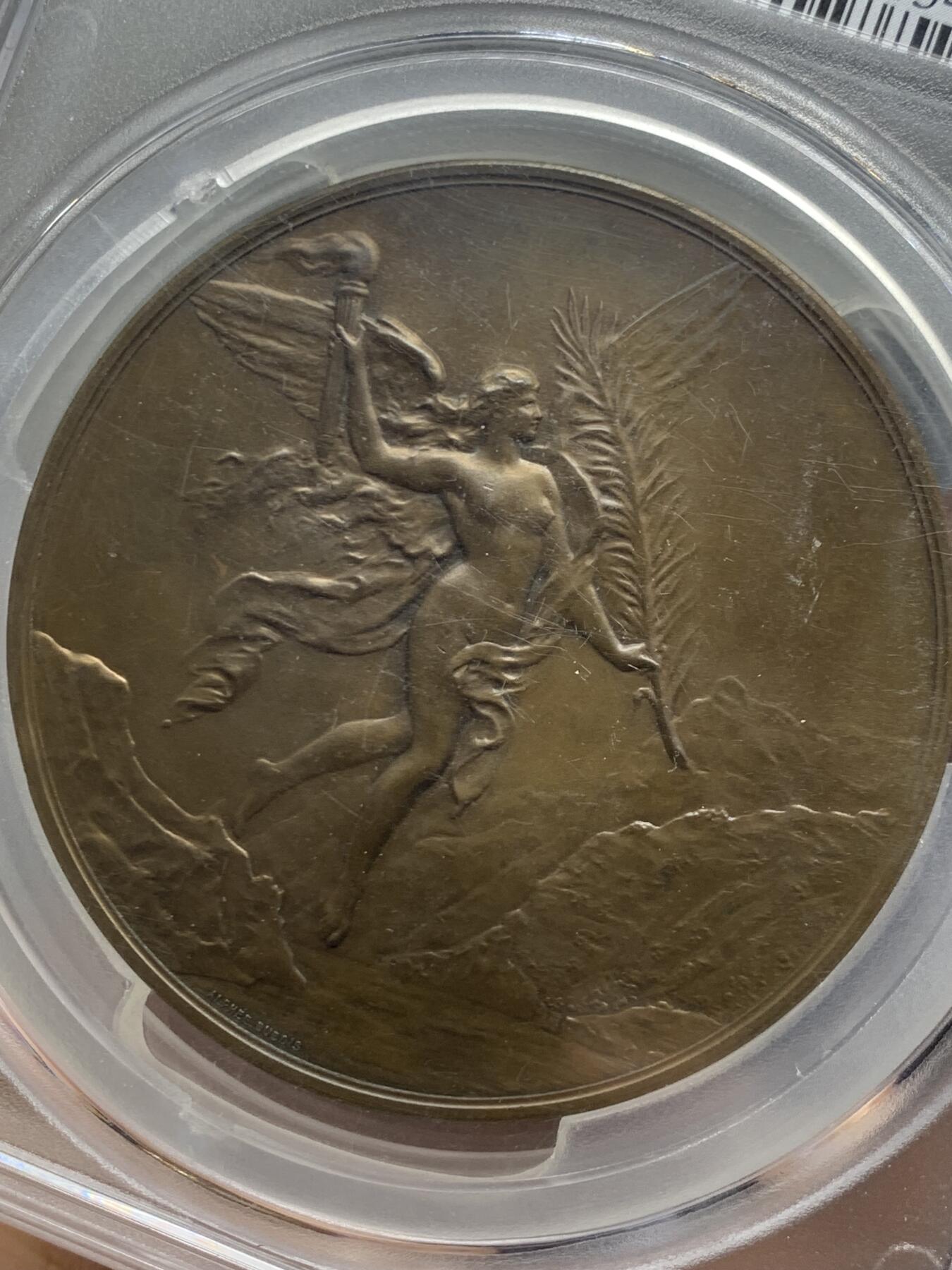 《竞宝斋》第466场 周日，周一 2场连拍 （全场包邮）欢迎送拍 PCGS SP63 亚军分 瑞士1891联邦600周年清凉女神大铜章，68mm大尺寸，151g，手感厚重。背生双翼的飞天女神翱翔于瑞士群山，手持火炬与橄榄枝，画面生动美好。收藏级大规格清凉章，更高仅1枚，加大加厚盒