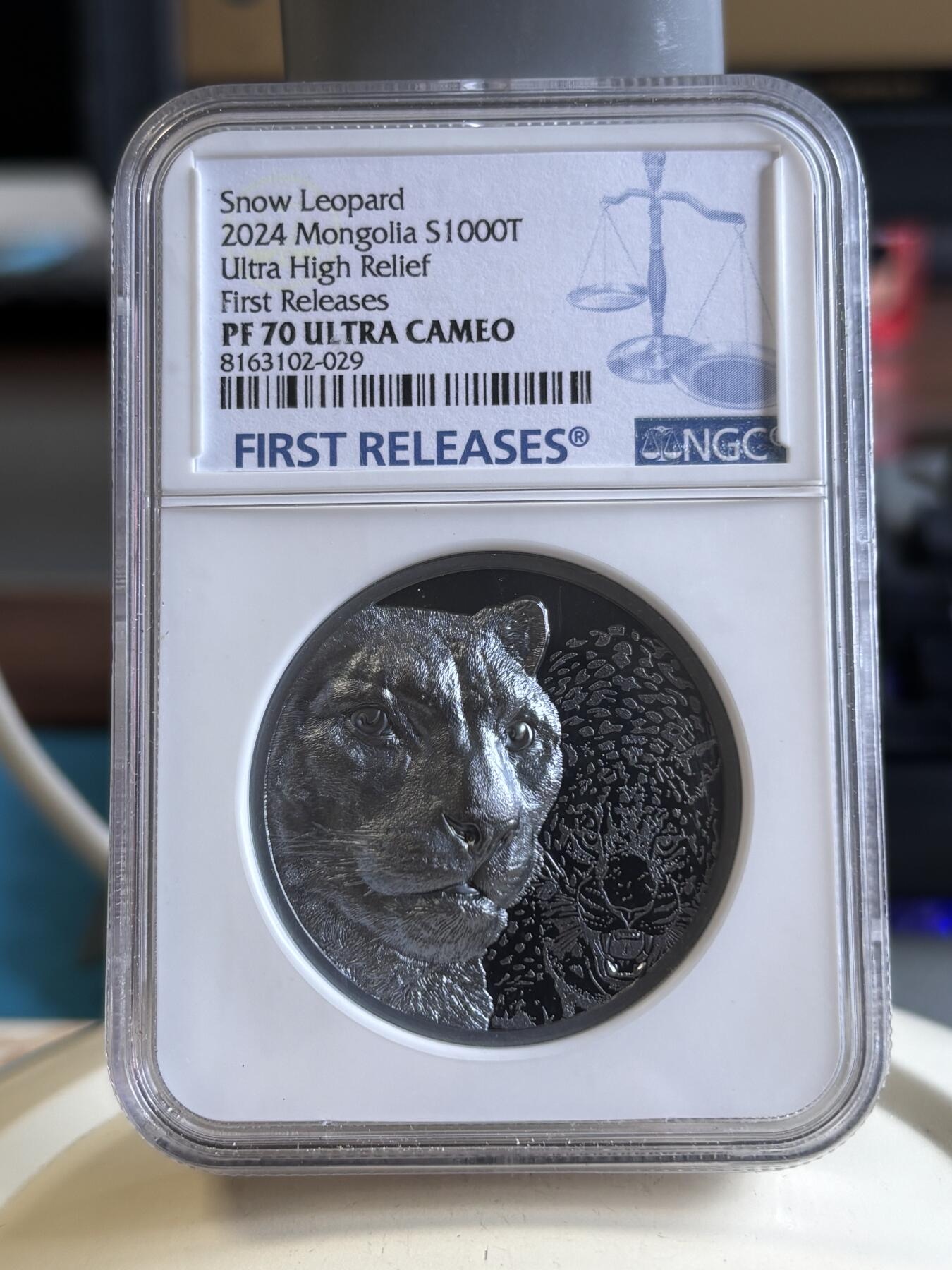 第192期拍卖 蒙古2024年草原动物雪豹2盎司黑银币NGC-PF70分首，999银
