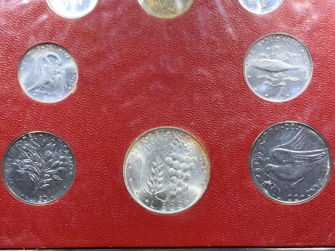 《竞宝斋》第466场 周日，周一 2场连拍 （全场包邮）欢迎送拍 梵蒂冈8枚装套币 带一枚500里拉银币