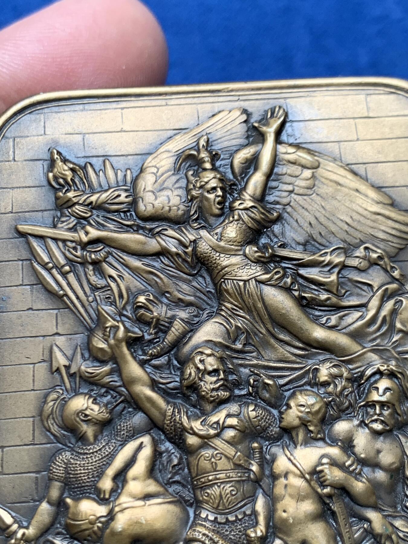 《竞宝斋》第466场 周日，周一 2场连拍 （全场包邮）欢迎送拍 法国凯旋门马赛曲双面浮雕大铜章 好品 重约111.4克 52*70.9mm 三角铜标