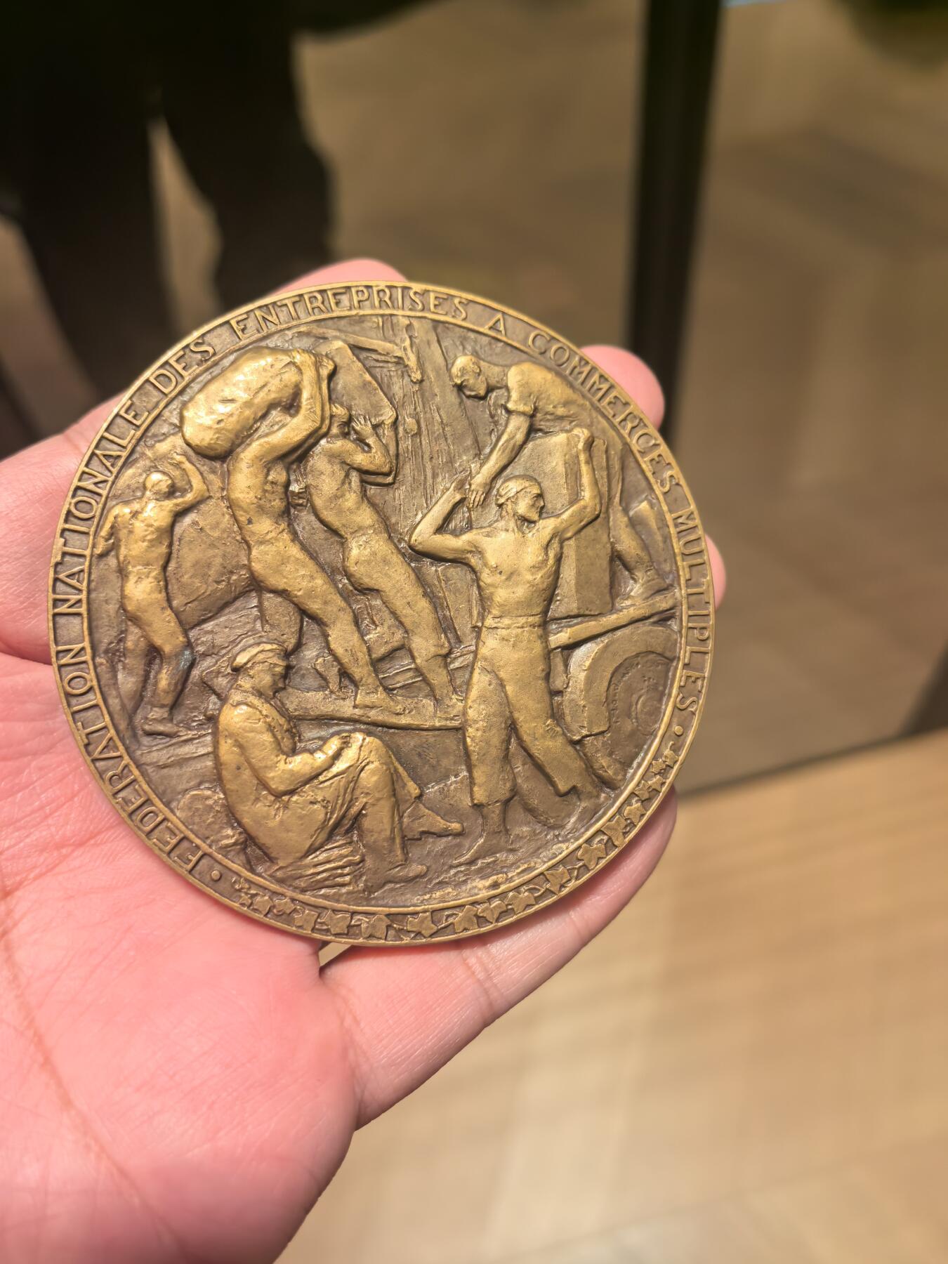 欧洲铜章和回流杂项第一场 欧洲铜章 铜章深度解析：法国全国多种商业企业联合会纪念章 这枚铜章是法国著名雕塑家 Paul Landowski（保罗·朗多夫斯基，1875-1961） 于1950年创作的作品，属于法国全国多种商业企业联合会