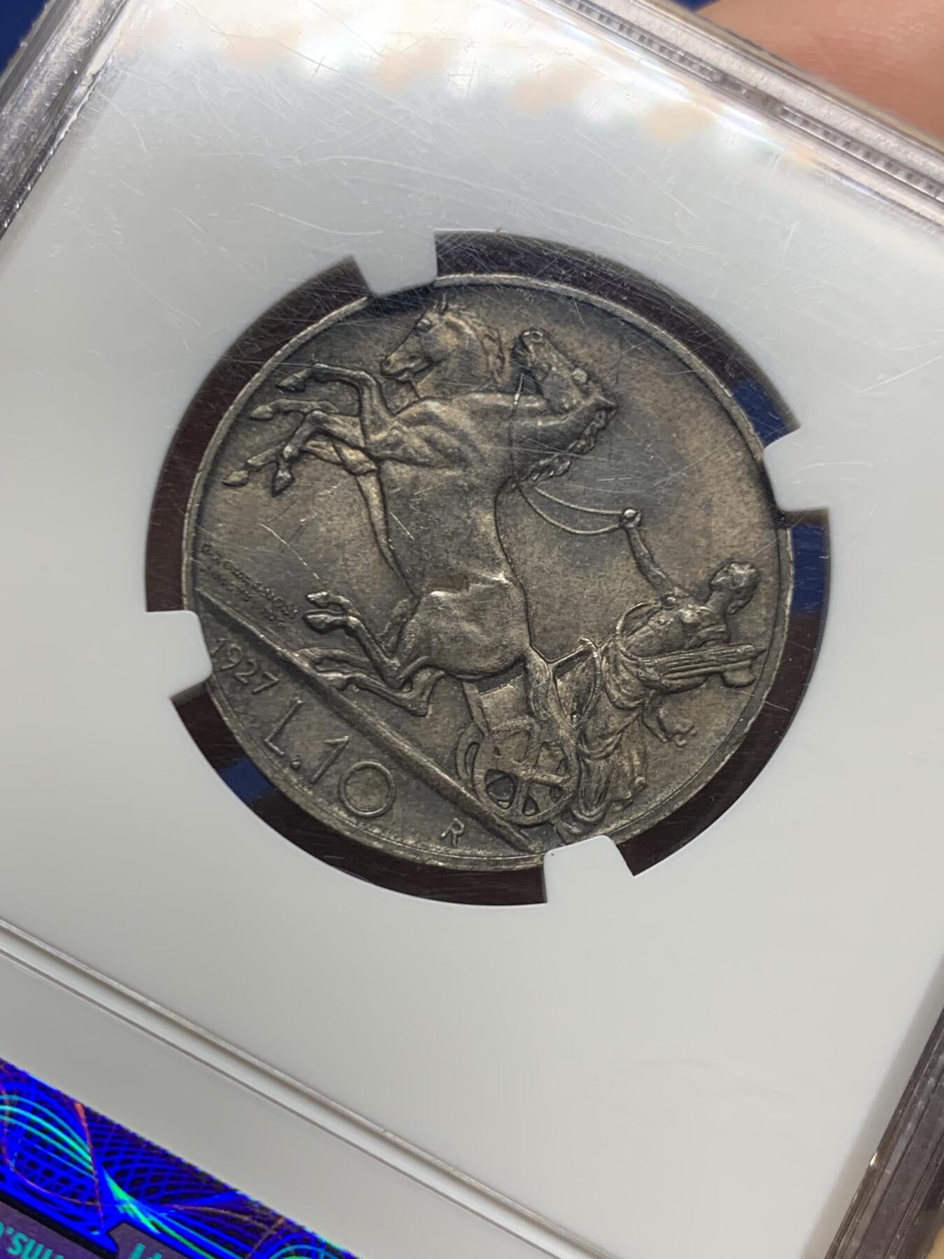 《竞宝斋》第466场 周日，周一 2场连拍 （全场包邮）欢迎送拍 NGC MS63 意大利1927年马车10里拉银币，双面深五彩，老N盒加持。女神驾车，意系古典风格。流通充分的品种，高分实际不多，60分克劳斯目录价230美金