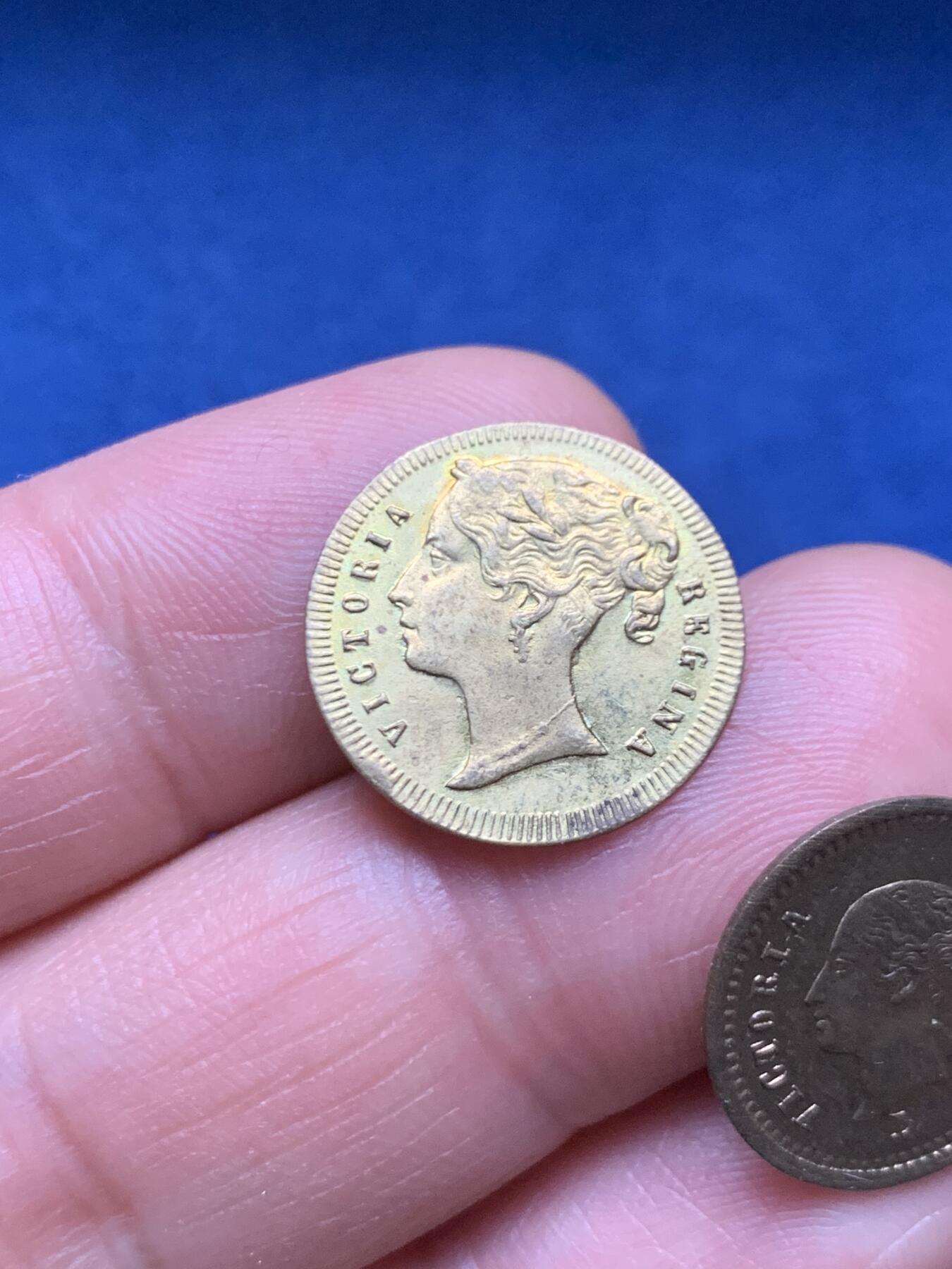 《竞宝斋》第466场 周日，周一 2场连拍 （全场包邮）欢迎送拍 两枚一组 维多利亚头像代用币 材质版本不明 细节见图 总重约1.95克