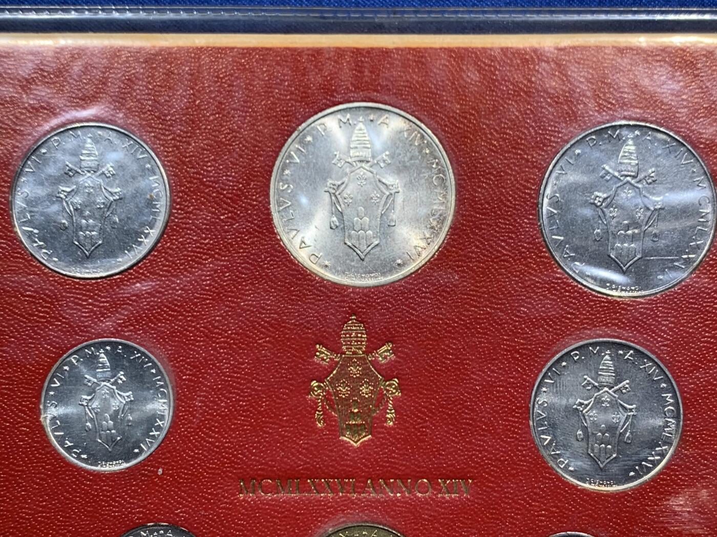 《竞宝斋》第466场 周日，周一 2场连拍 （全场包邮）欢迎送拍 梵蒂冈8枚装套币 带一枚500里拉银币