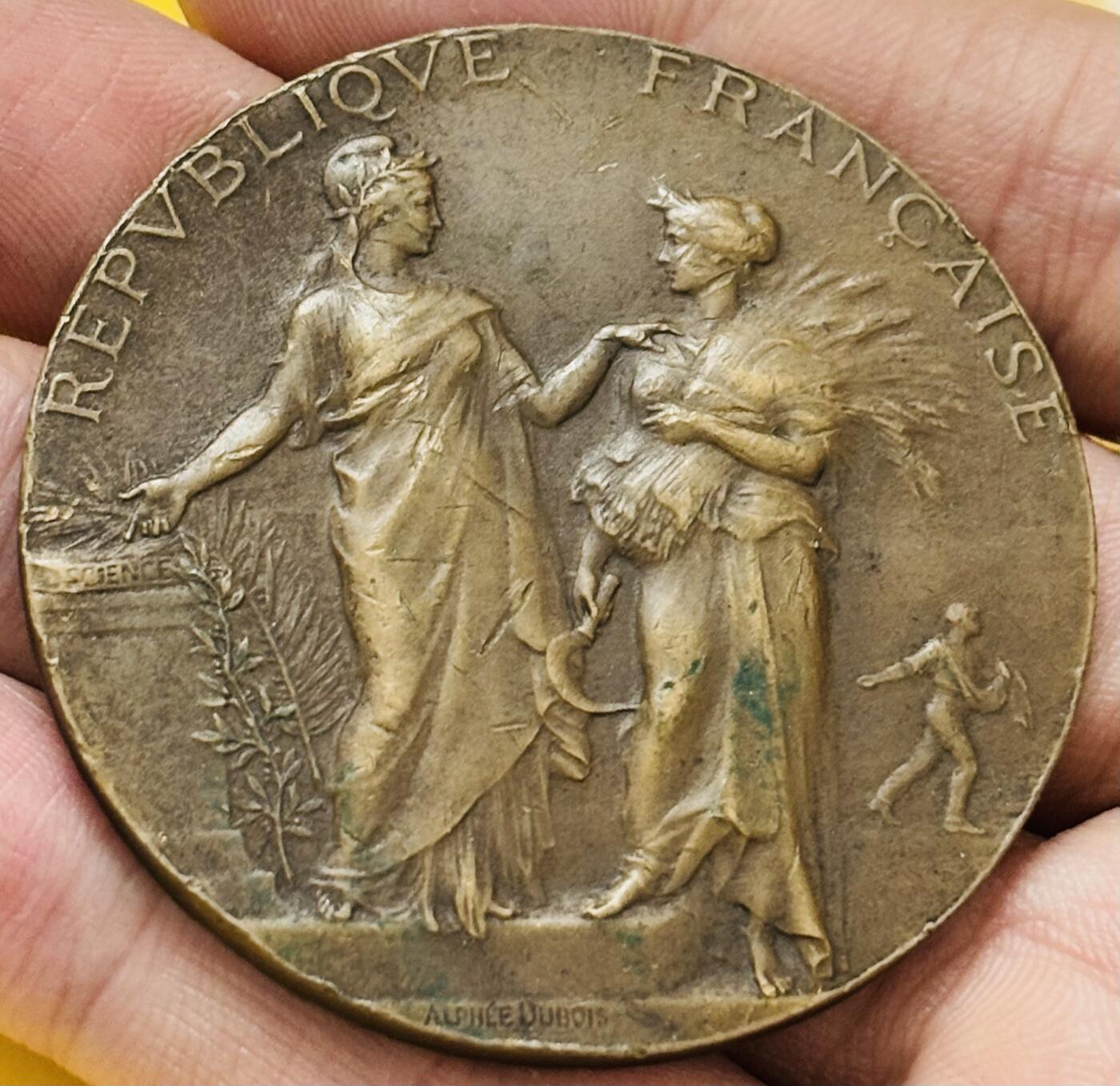 文馨钱币收藏第 295 场，（元宵场）各种银币散币纪念章，长期接代拍业务 约（1880-1900 年） 法兰西第三共和国时期农业协会青铜纪念章，中心铭文为农业协会，底部绥带为科学与劳动，带雕刻师签名缩写 AD （Achille  Dubois ）正面是农夫耕耘场景田野与农舍，其美好寓意是科学引导农业，共和国支持农民劳动创造繁荣，细节看图