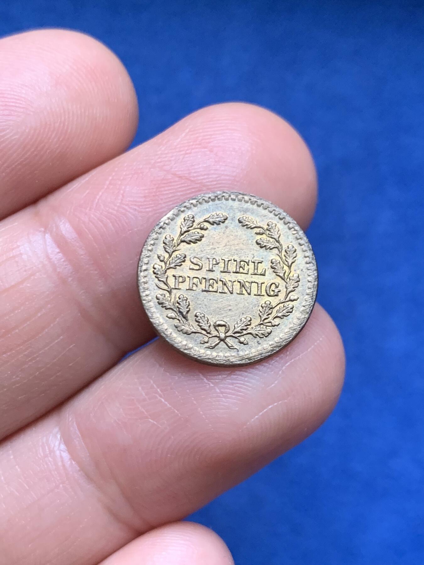 《竞宝斋》第466场 周日，周一 2场连拍 （全场包邮）欢迎送拍 两枚一组 维多利亚头像代用币 材质版本不明 细节见图 总重约1.95克