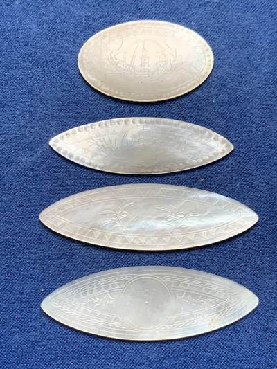 《竞宝斋》第466场 周日，周一 2场连拍 （全场包邮）欢迎送拍 - 四枚一组 英国一线回流清螺钿贝母筹码，菱形或椭圆形，手工精雕，图款皆不同，莹光宝气。