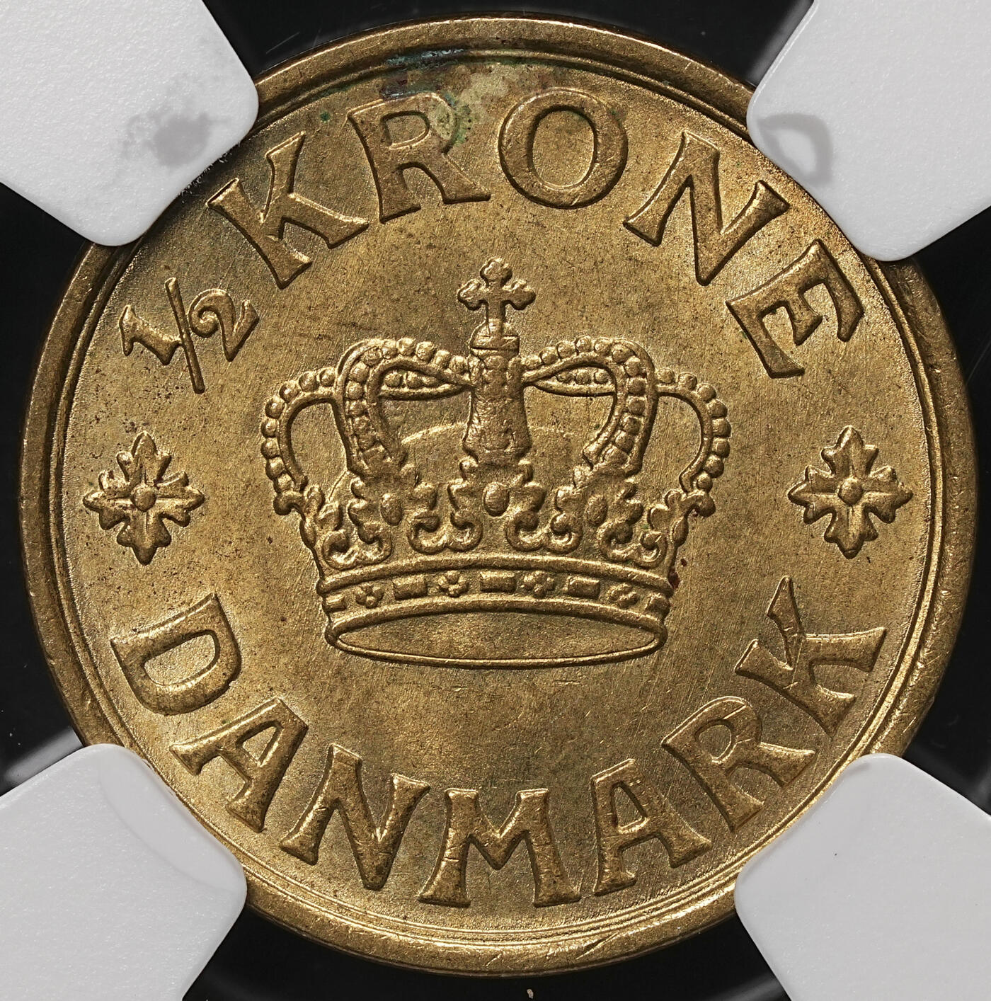 修遠堂世界钱币第106期，请看参拍说明 NGC MS65 1940年皇冠1/2克朗