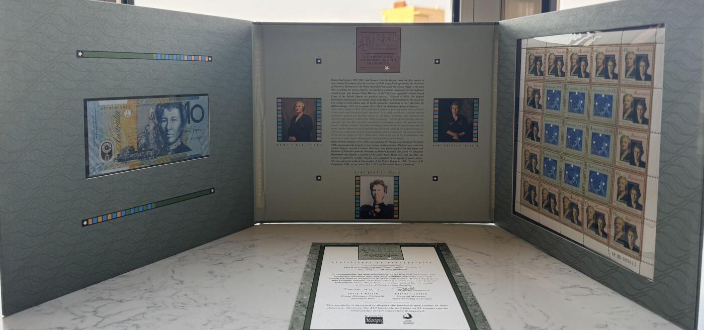 2026第4场（总第231期）：精品测试钞、外钞综合场  黑字版/AP93冠 澳大利亚“联邦第一枚邮票和纸币发行80周年”10元塑料纪念钞册装UNC（第3811号）