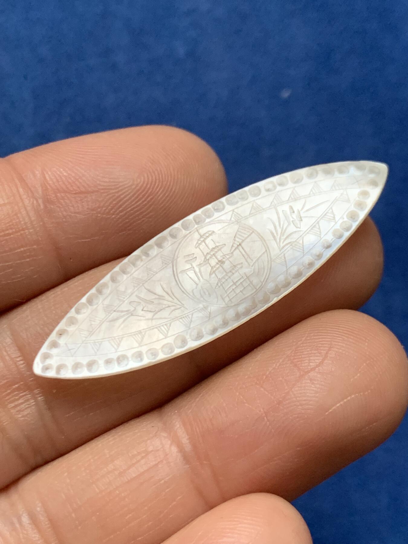 《竞宝斋》第466场 周日，周一 2场连拍 （全场包邮）欢迎送拍 四枚一组 英国一线回流清螺钿贝母筹码，菱形或椭圆形，手工精雕，图款皆不同，莹光宝气。