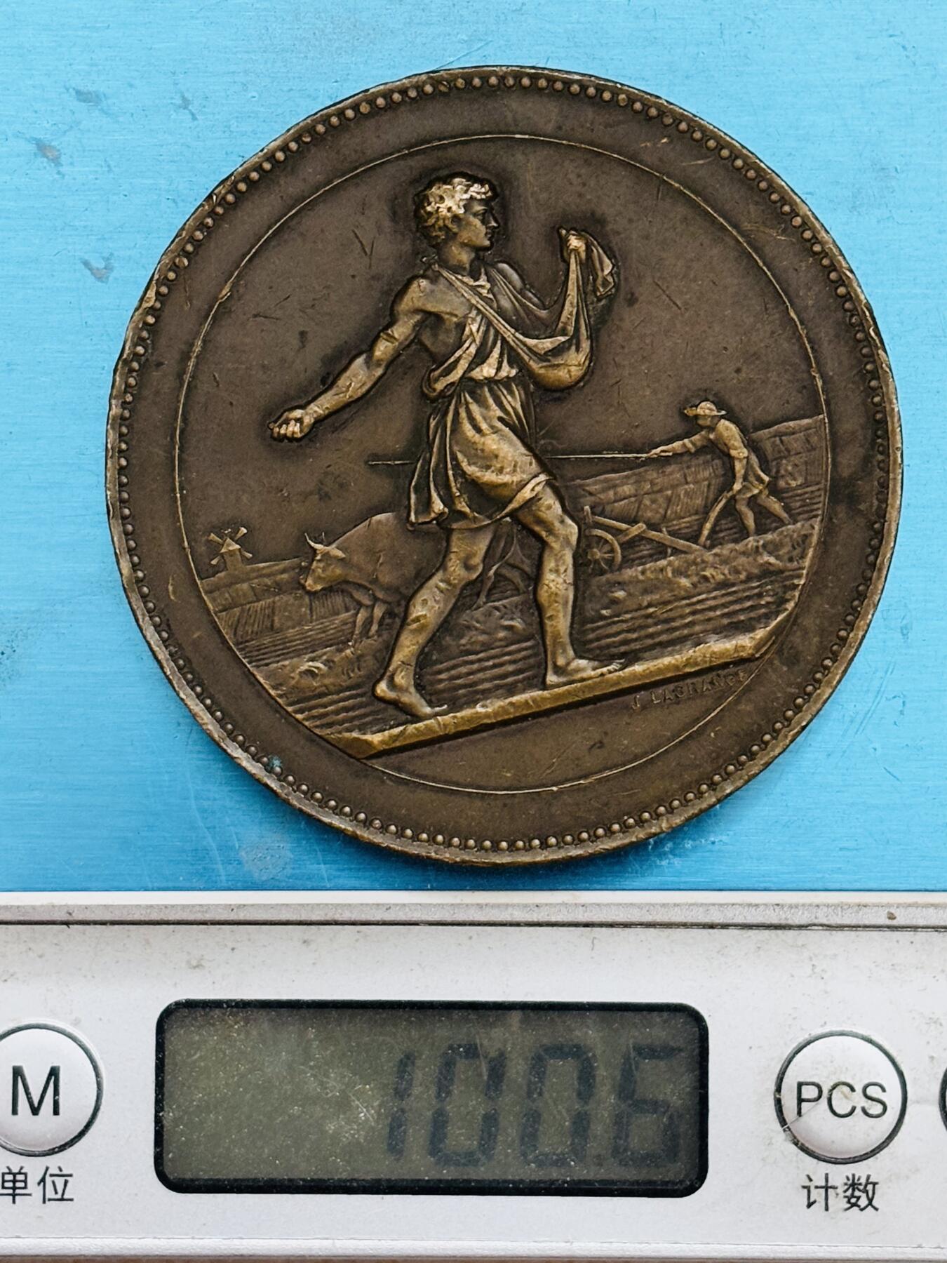 文馨钱币收藏第 295 场，（元宵场）各种银币散币纪念章，长期接代拍业务 约 1880-1900 年法国第三共和国时期硫酸铵公司大型纪念章，历史背景化学农业革命，科学种田，由法国著名雕刻师朱尓拉格朗日，他的作品收藏价格比较高，播种者形象源自于希腊罗马艺术，赋予农业劳动崇高感，细节看图