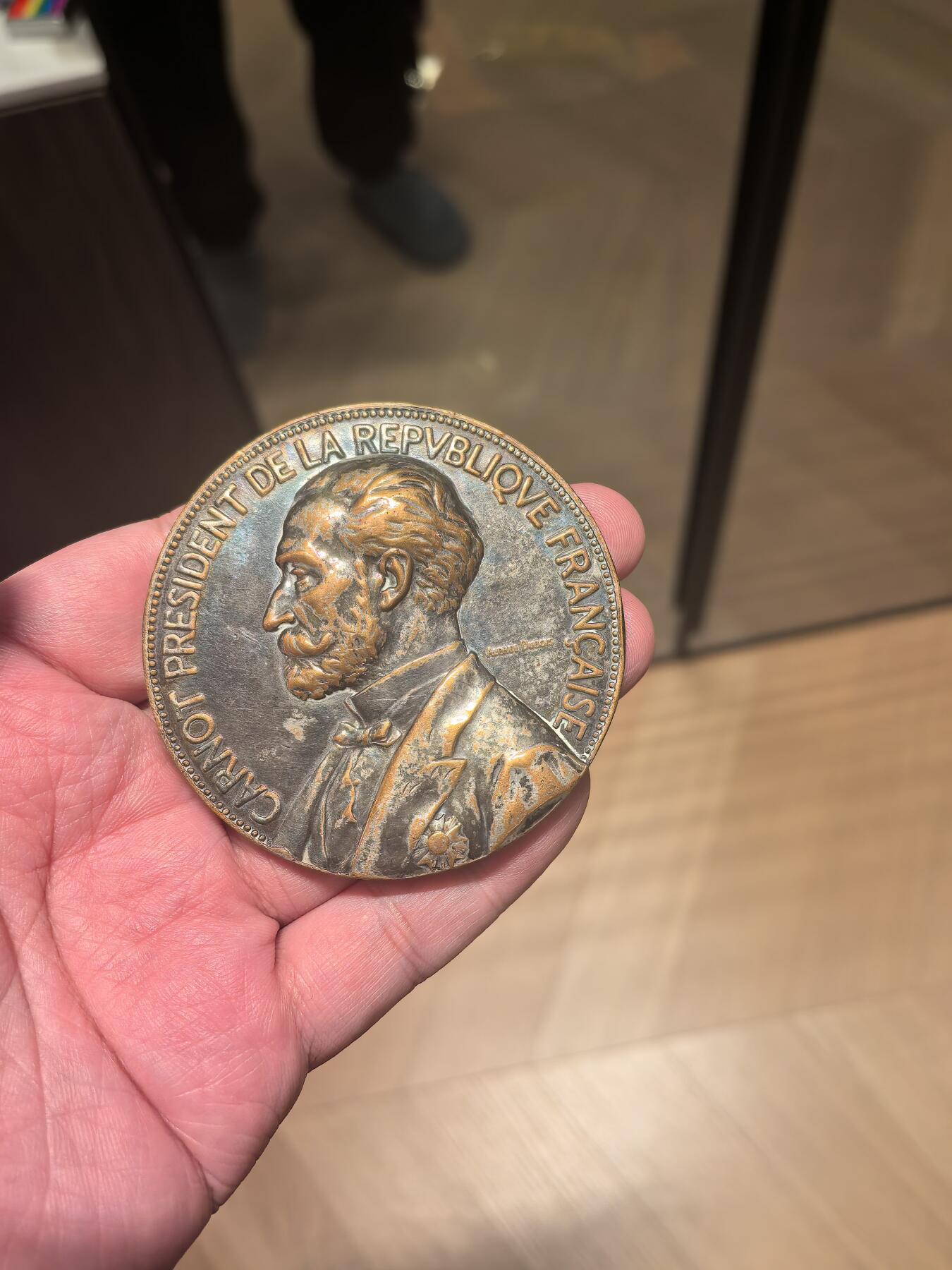 欧洲铜章和回流杂项第一场 欧洲铜章 法国萨迪·卡诺总统纪念章 这是一枚纪念法兰西第三共和国总统**玛丽·弗朗索瓦·萨迪·卡诺（Marie François Sadi Carnot）**的纪念章。铜镀银、鎏银铜章