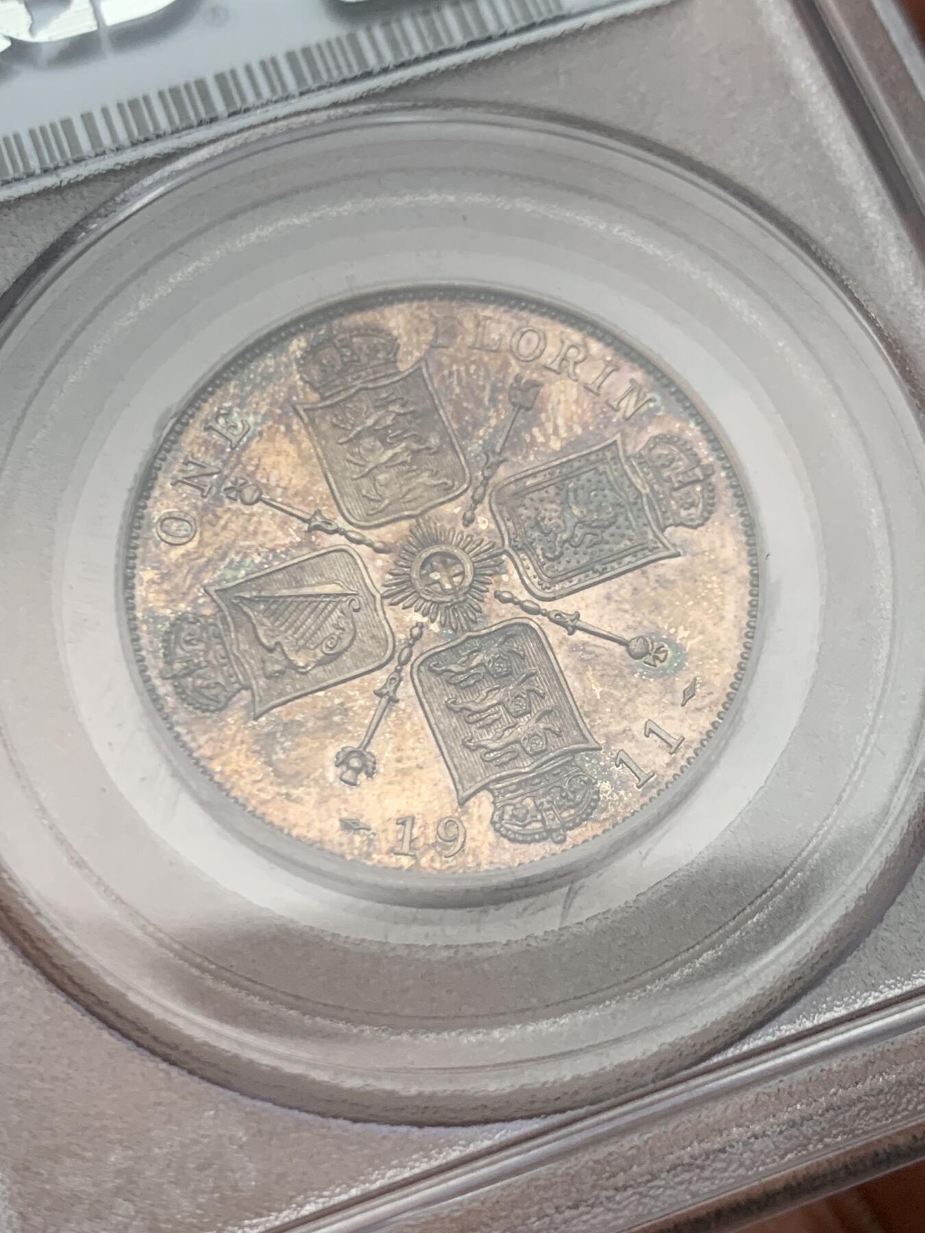 《竞宝斋》第466场 周日，周一 2场连拍 （全场包邮）欢迎送拍 PCGS PR64 英国1911乔五精制弗罗林银币，铸量6000枚。人像深峻，镜面感超强，金彩包浆，状态极佳的一颗。pc早期小白盒严评，换盒有机会加分。盒子支撑有磕