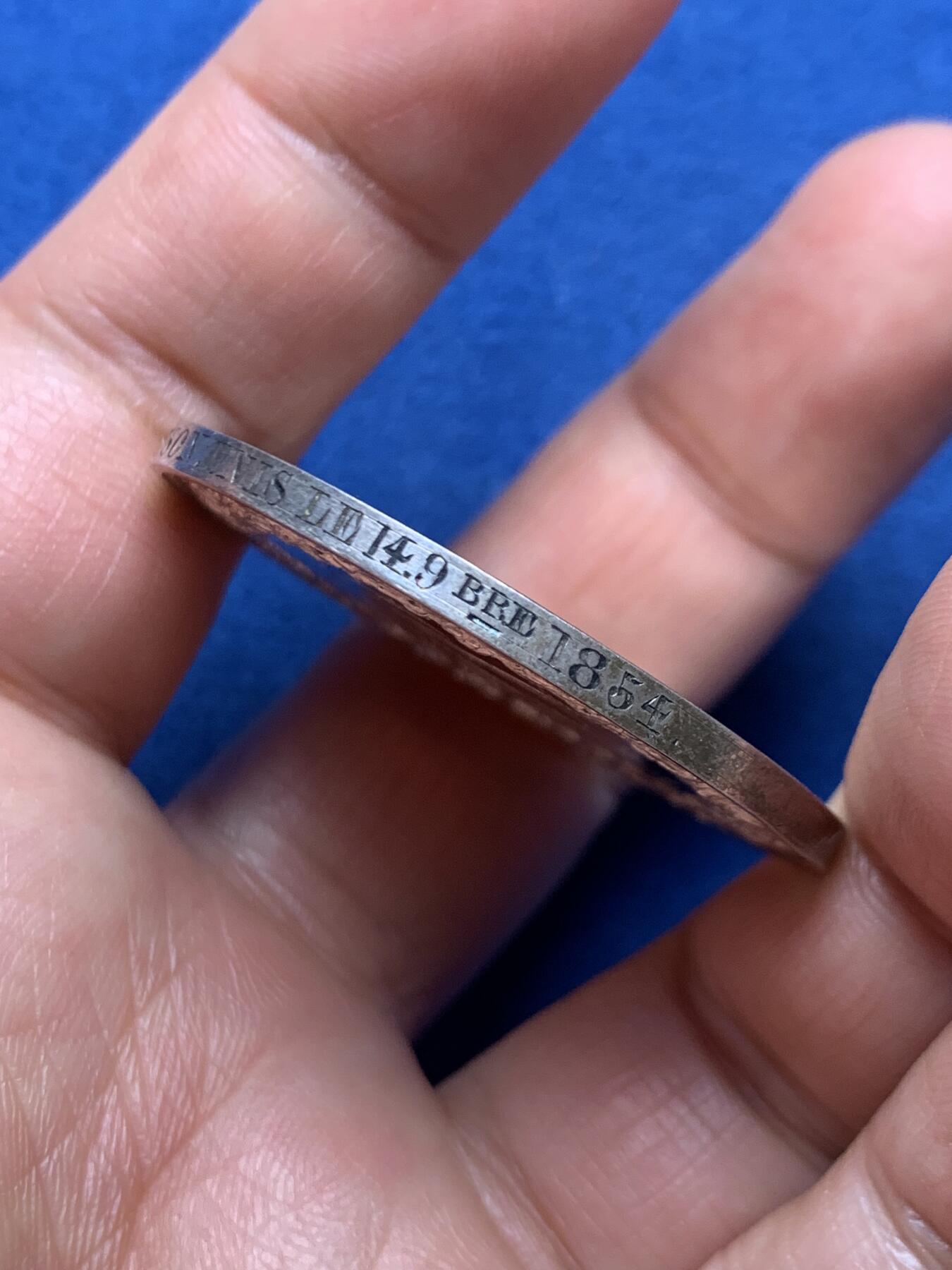 《竞宝斋》第466场 周日，周一 2场连拍 （全场包邮）欢迎送拍 法国1854婚姻与爱情纪念银章，31.41g，41.3mm，超大规格，手指边铭，镜面感，状态犀利。