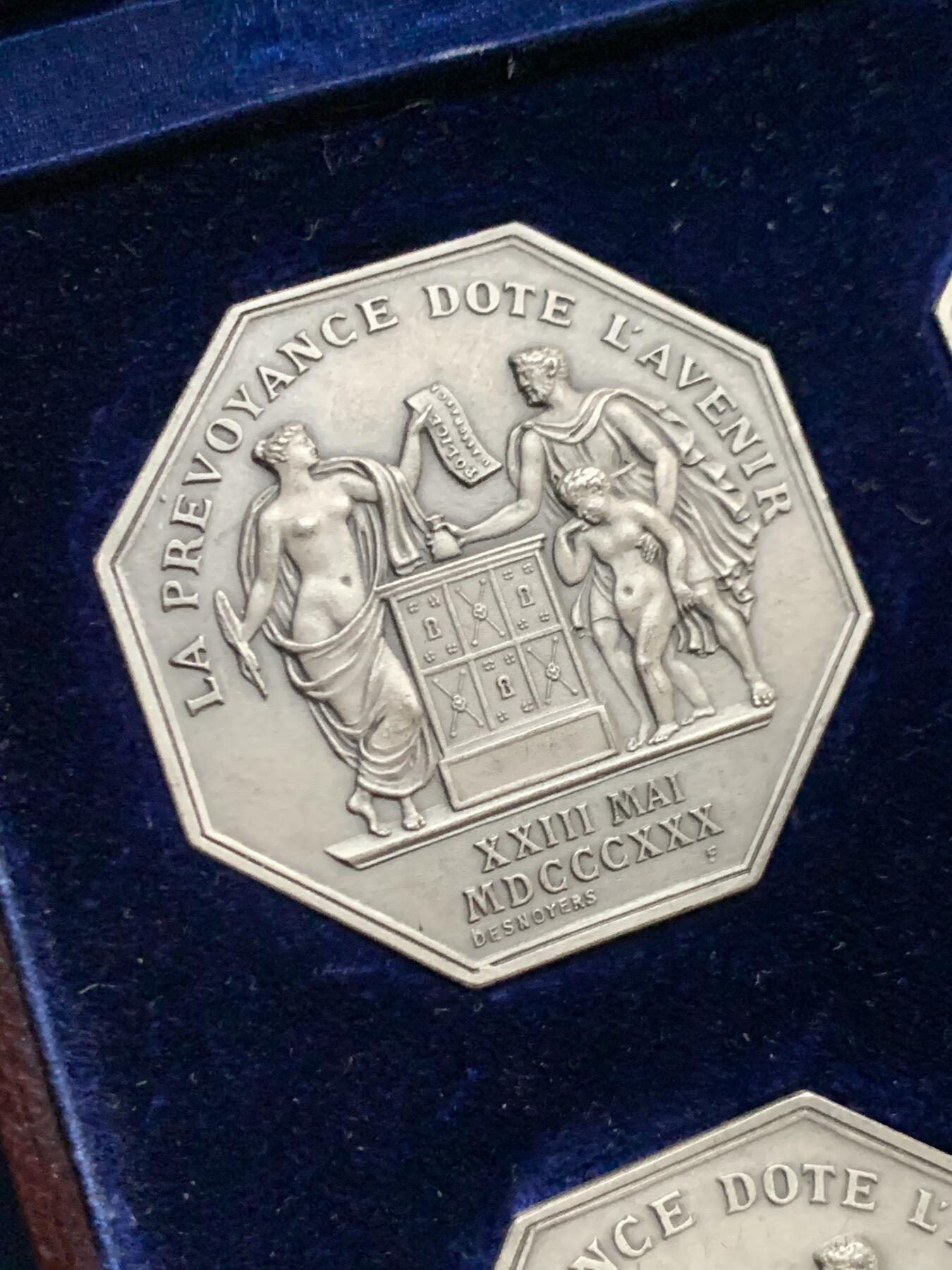 《竞宝斋》第466场 周日，周一 2场连拍 （全场包邮）欢迎送拍 法国人寿保险公司银质八角代币 4枚装 皮盒套装 出厂品相 皇家保险银质奖章 正面中央铭文