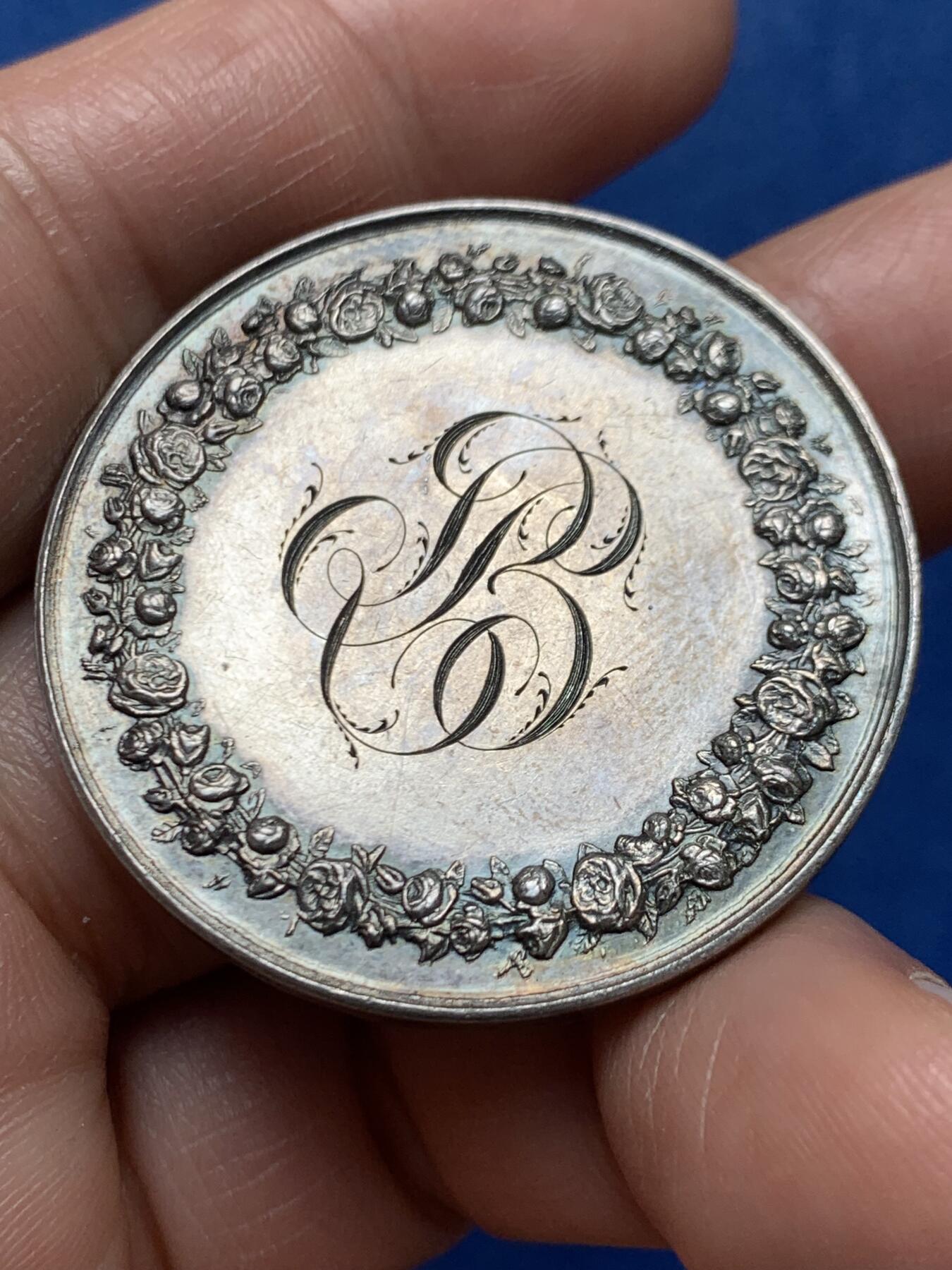 《竞宝斋》第466场 周日，周一 2场连拍 （全场包邮）欢迎送拍 法国结婚纪念银章，25.03g，39mm，手指银标边铭。