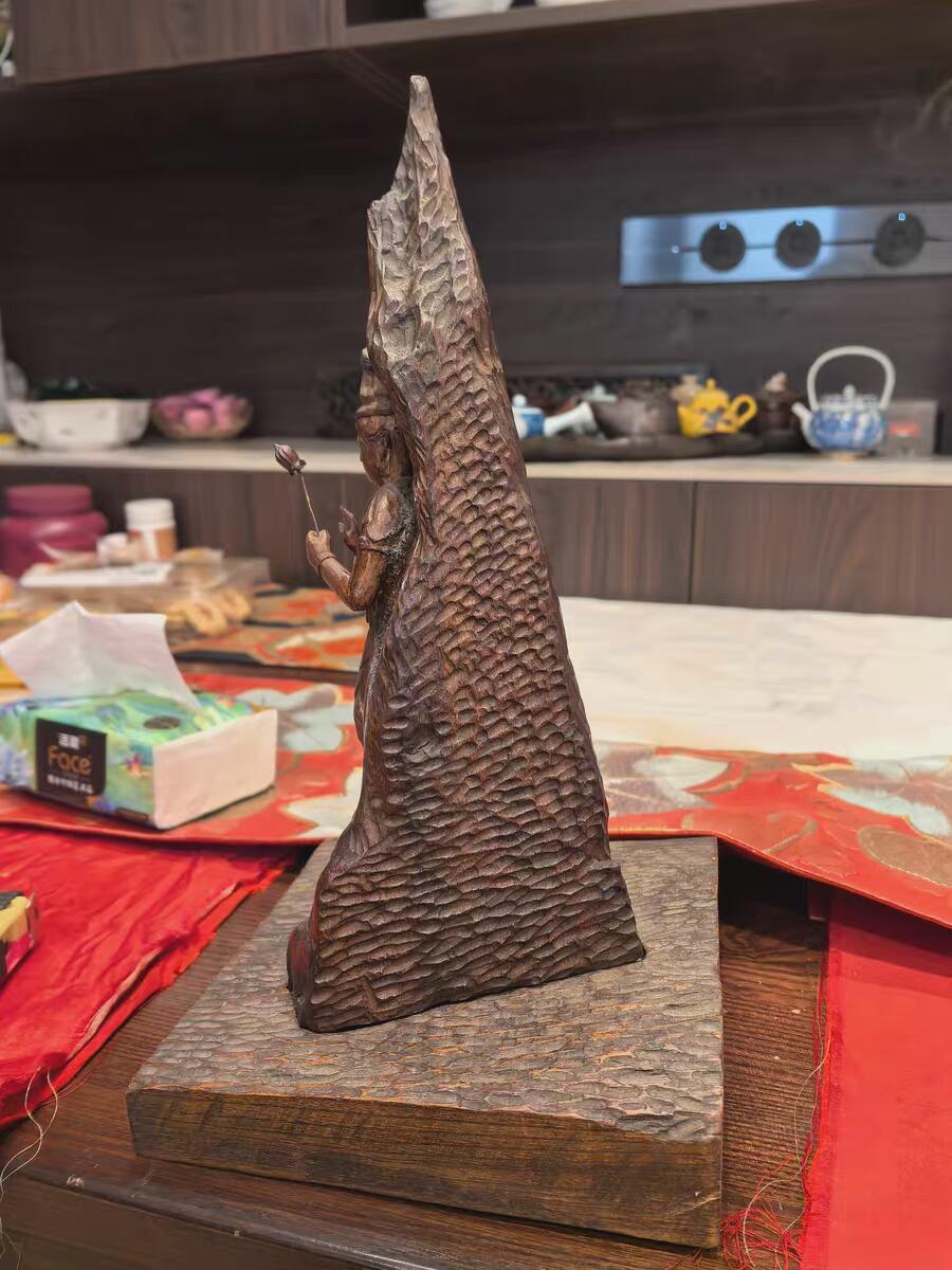 欧洲铜章和回流杂项第一场 木雕摆件，手臂出有断裂，502胶水粘着，谨慎出价谢谢了