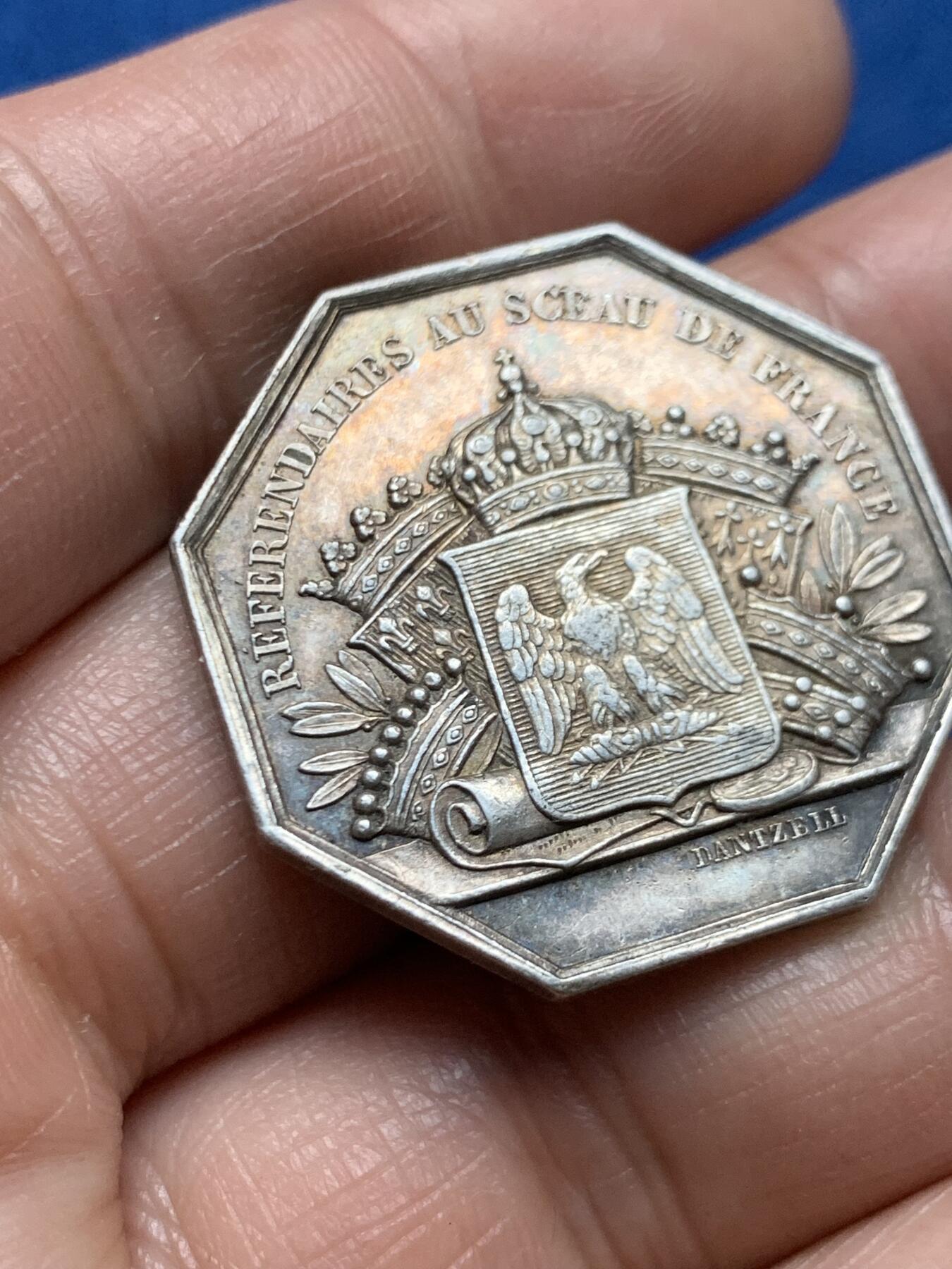 《竞宝斋》第466场 周日，周一 2场连拍 （全场包邮）欢迎送拍 法国帝国之鹰盾徽 法国拿破仑三世银质八角代币，少见品种 。手指边铭，该八角为法国官方机构所铸造的纪念章，用于彰显皇帝权威及国家重要部门的荣誉。铭文显示其与“法国御玺官”，正面刻有拿破仑三世的左侧肖像，周围铭文为 “NAPOLÉON III EMPEREUR”，直径：30.8mm，重量：15.12g