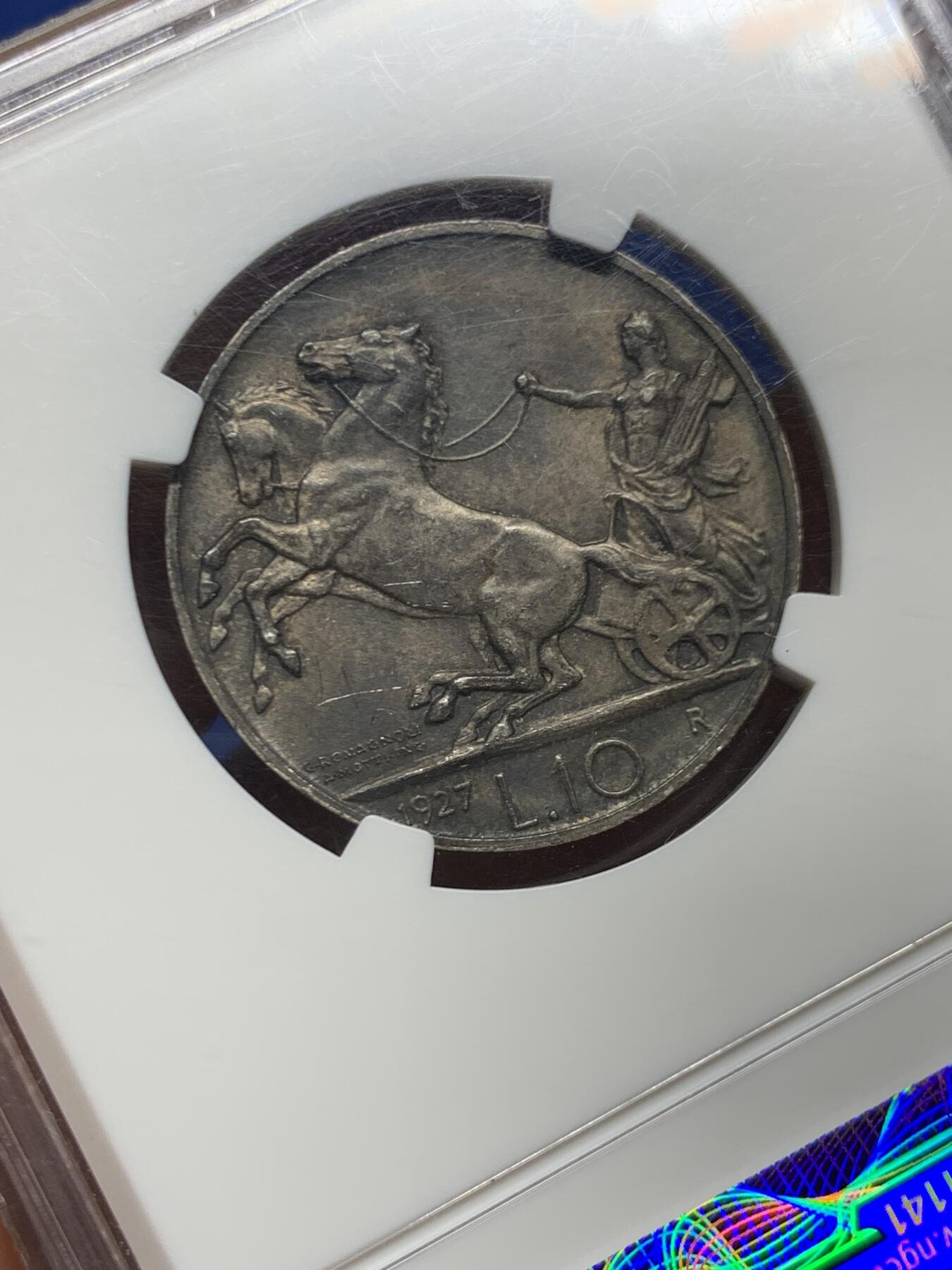 《竞宝斋》第466场 周日，周一 2场连拍 （全场包邮）欢迎送拍 NGC MS63 意大利1927年马车10里拉银币，双面深五彩，老N盒加持。女神驾车，意系古典风格。流通充分的品种，高分实际不多，60分克劳斯目录价230美金