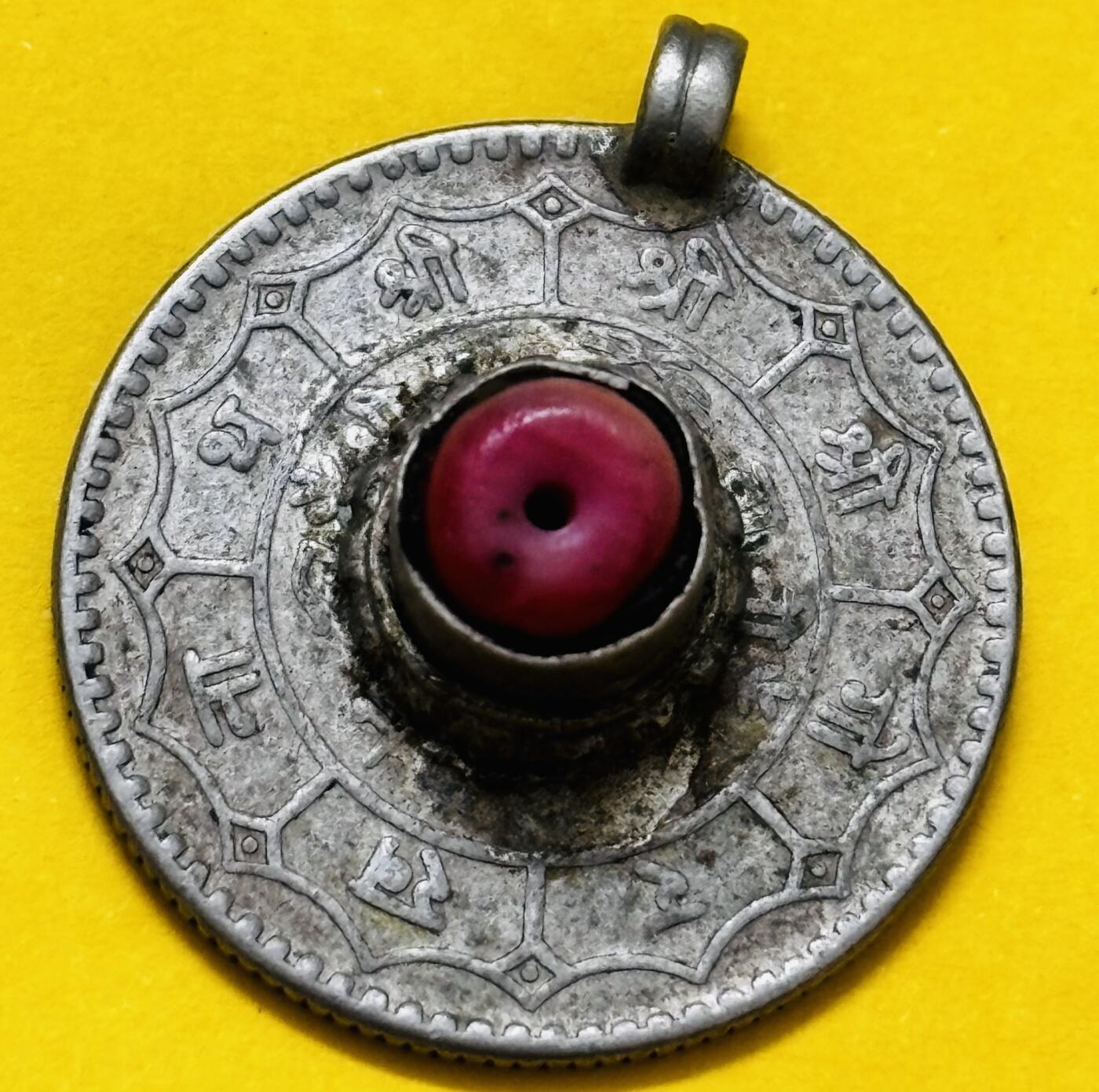 文馨钱币收藏第 295 场，（元宵场）各种银币散币纪念章，长期接代拍业务 尼泊尔 1 莫哈银币带镶嵌石 9.5 克