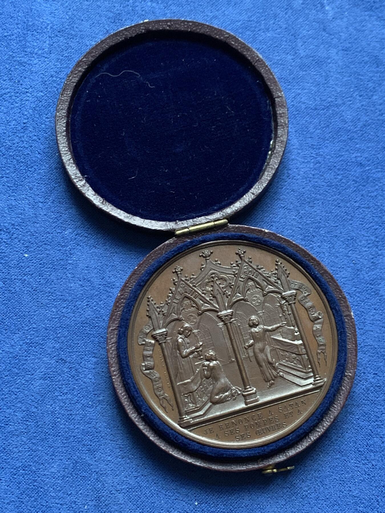 《竞宝斋》第466场 周日，周一 2场连拍 （全场包邮）欢迎送拍 1874年法国洗礼大铜章，蜜蜂铜标边铭，品相极佳，带原盒，直径：51mm，重：57.92g