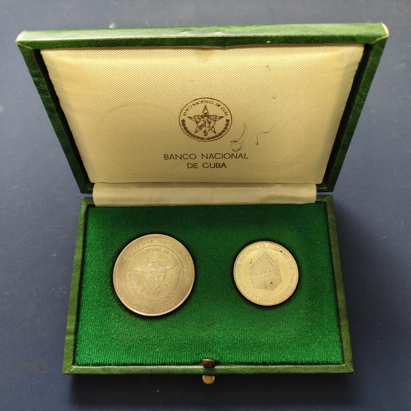 【全场包邮】纯粹捡漏拍509场 古巴1975年5/10比索官方盒装央行25周年纪念精制2枚全银版套币【38毫米26.66克90%+30毫米13.33克90%】-原盒
