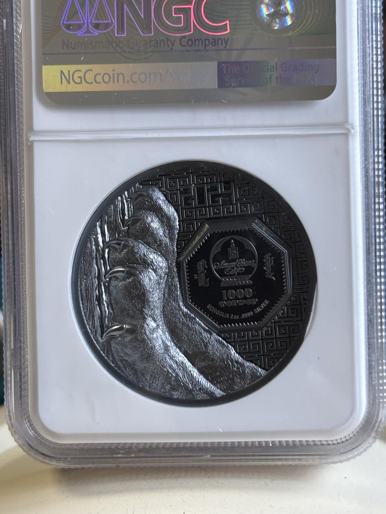 第192期拍卖 蒙古2024年草原动物雪豹2盎司黑银币NGC-PF70分首，999银