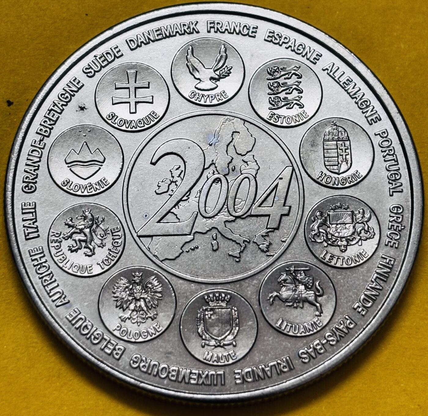 文馨钱币收藏第 295 场，（元宵场）各种银币散币纪念章，长期接代拍业务 2004 年 5 月 1 日欧盟扩大纪念章，法国造，也是欧盟历史上最大规模东扩，环绕的十个国家徽章分别为（塞浦路斯，爱沙尼亚，拉脱维亚，立陶宛，斯洛文尼亚，捷克，斯洛伐克，匈牙利，波兰，马耳他）