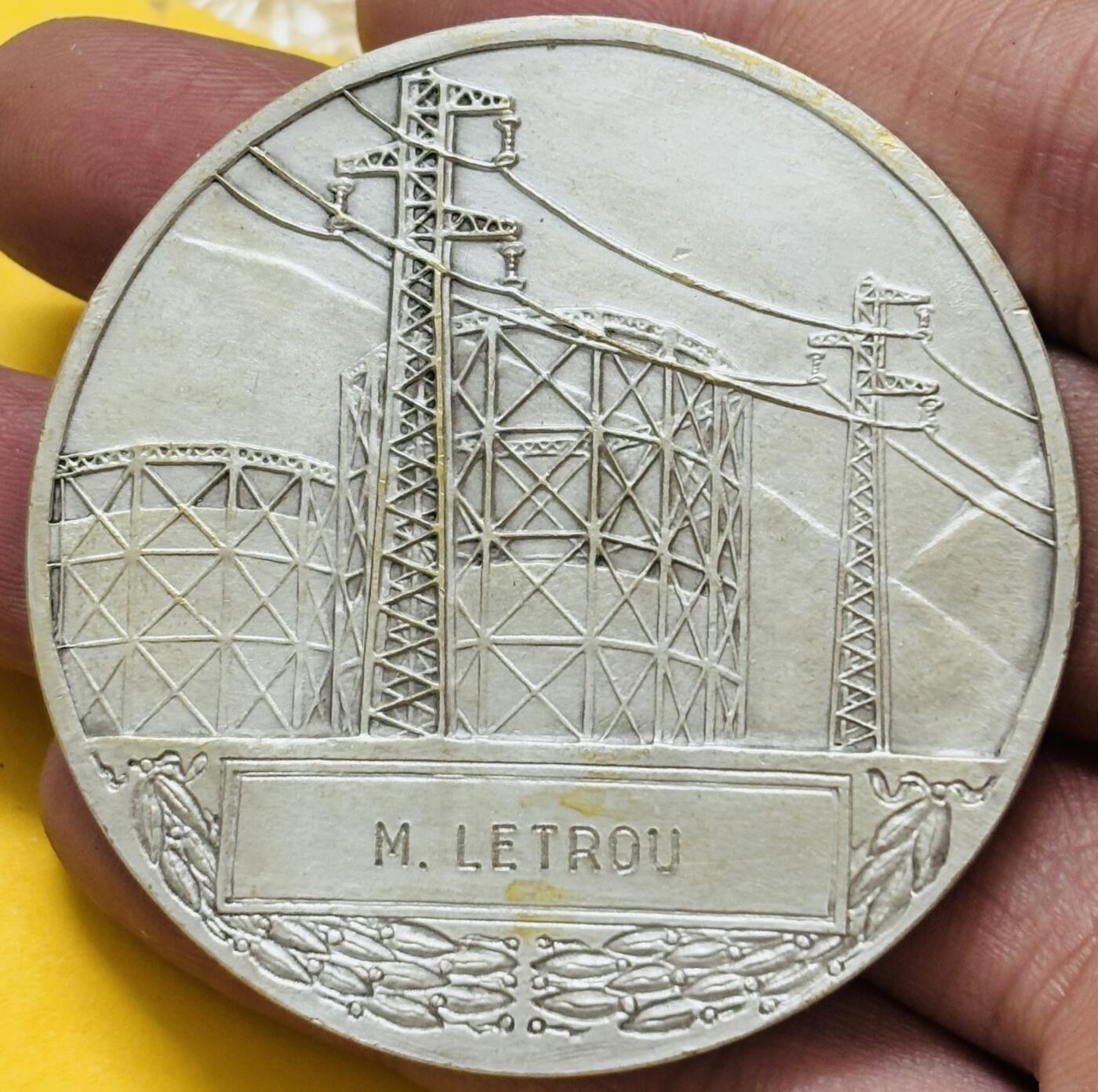 文馨钱币收藏第 295 场，（元宵场）各种银币散币纪念章，长期接代拍业务 法国电力燃气公司大型纪念章，正面是神话人物普罗米修斯跪地献火场景，背面是高压输电塔与电网架构，由比利时著名雕刻师亨利德罗普西雕刻签名，细节看图