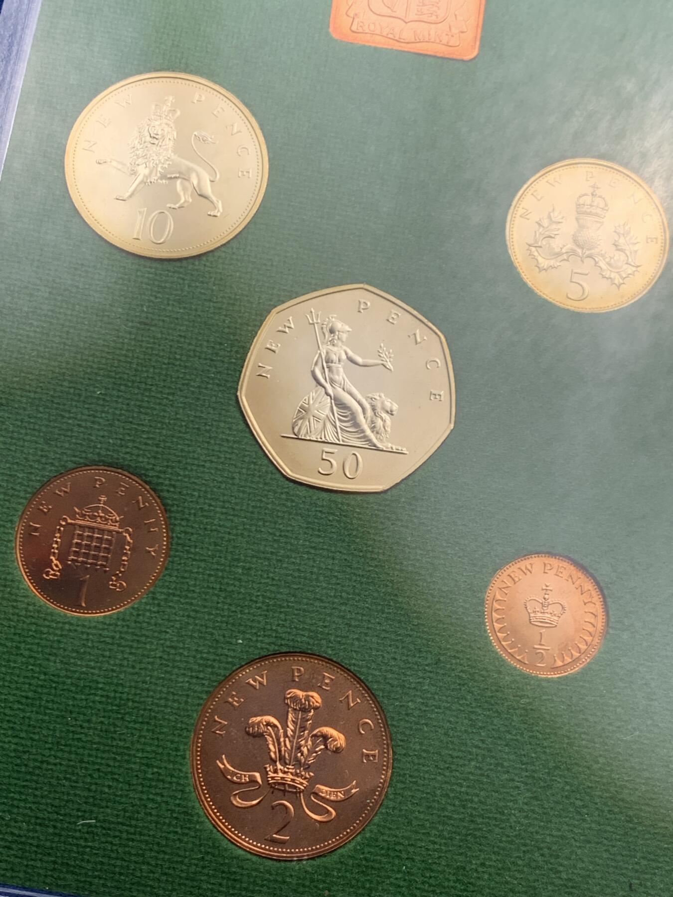 《竞宝斋》第466场 周日，周一 2场连拍 （全场包邮）欢迎送拍 英国1975年精制套币 礼品装 6枚币和1枚章