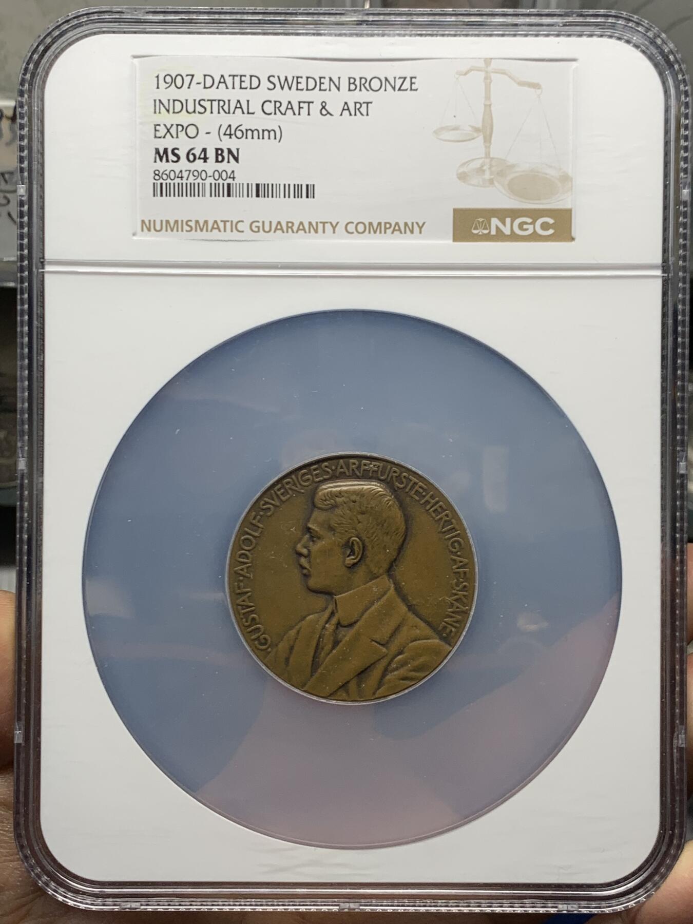 《竞宝斋》第466场 周日，周一 2场连拍 （全场包邮）欢迎送拍 NGC MS64BN 瑞典1907年艺术与工业博览会大铜章，46毫米，高分，加大盒封装。