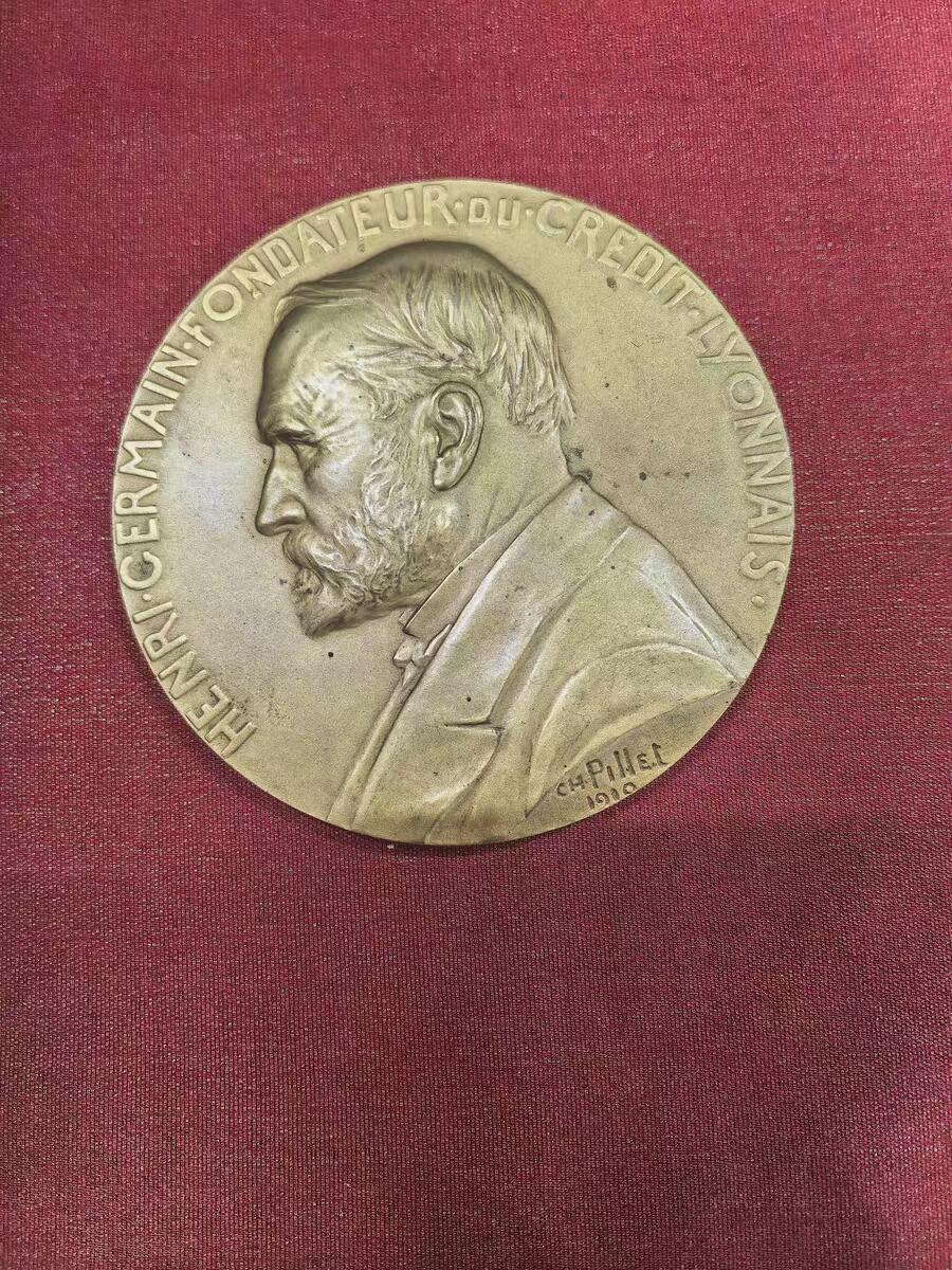 欧洲铜章和回流杂项第一场 欧洲铜章 铜章深度解析：里昂信贷银行创始人亨利·热尔曼纪念铜章 这枚铜章是为了纪念法国里昂信贷银行（Crédit Lyonnais）的创始人 亨利·热尔曼（Henri Germain） 而创作的，由著名雕刻家 夏尔·皮列（Charles Pillet） 于1910年完成