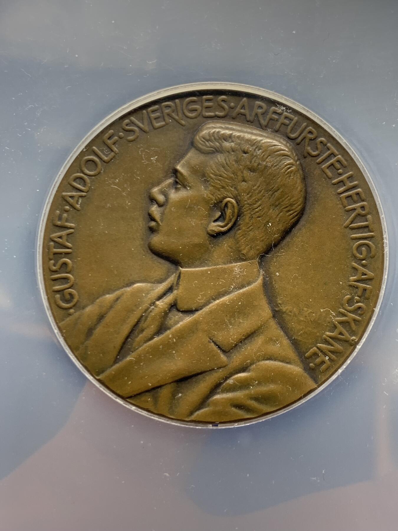 《竞宝斋》第466场 周日，周一 2场连拍 （全场包邮）欢迎送拍 NGC MS64BN 瑞典1907年艺术与工业博览会大铜章，46毫米，高分，加大盒封装。