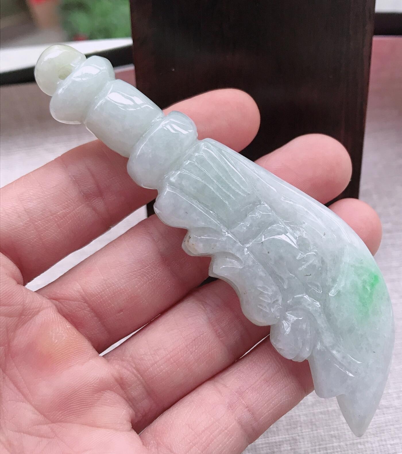 缅甸天然翡翠A货飘绿大刀 屠龙刀手把件