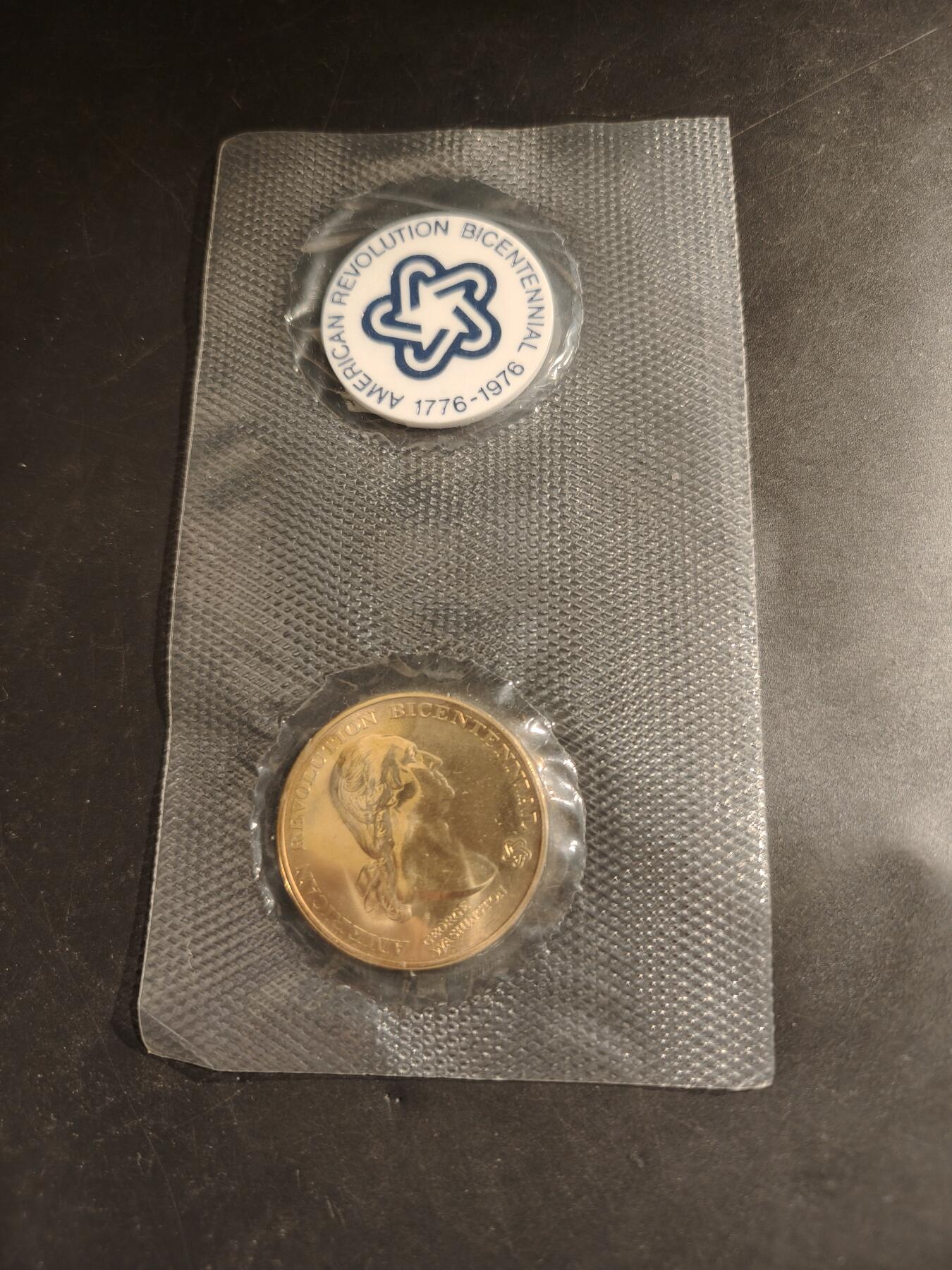 老王徽章第185期 美国建国200周年纪念章➕针插一组