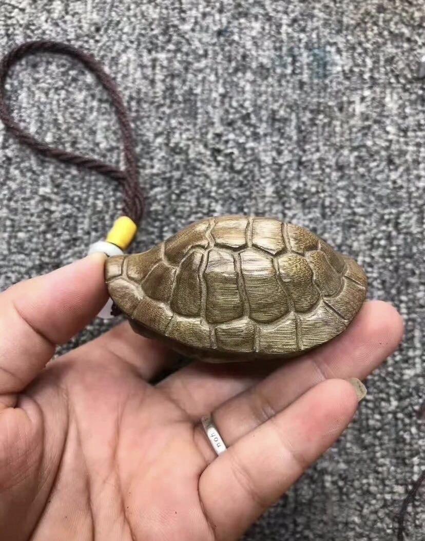 金丝楠阴沉木黄料精雕手把件～富甲天下