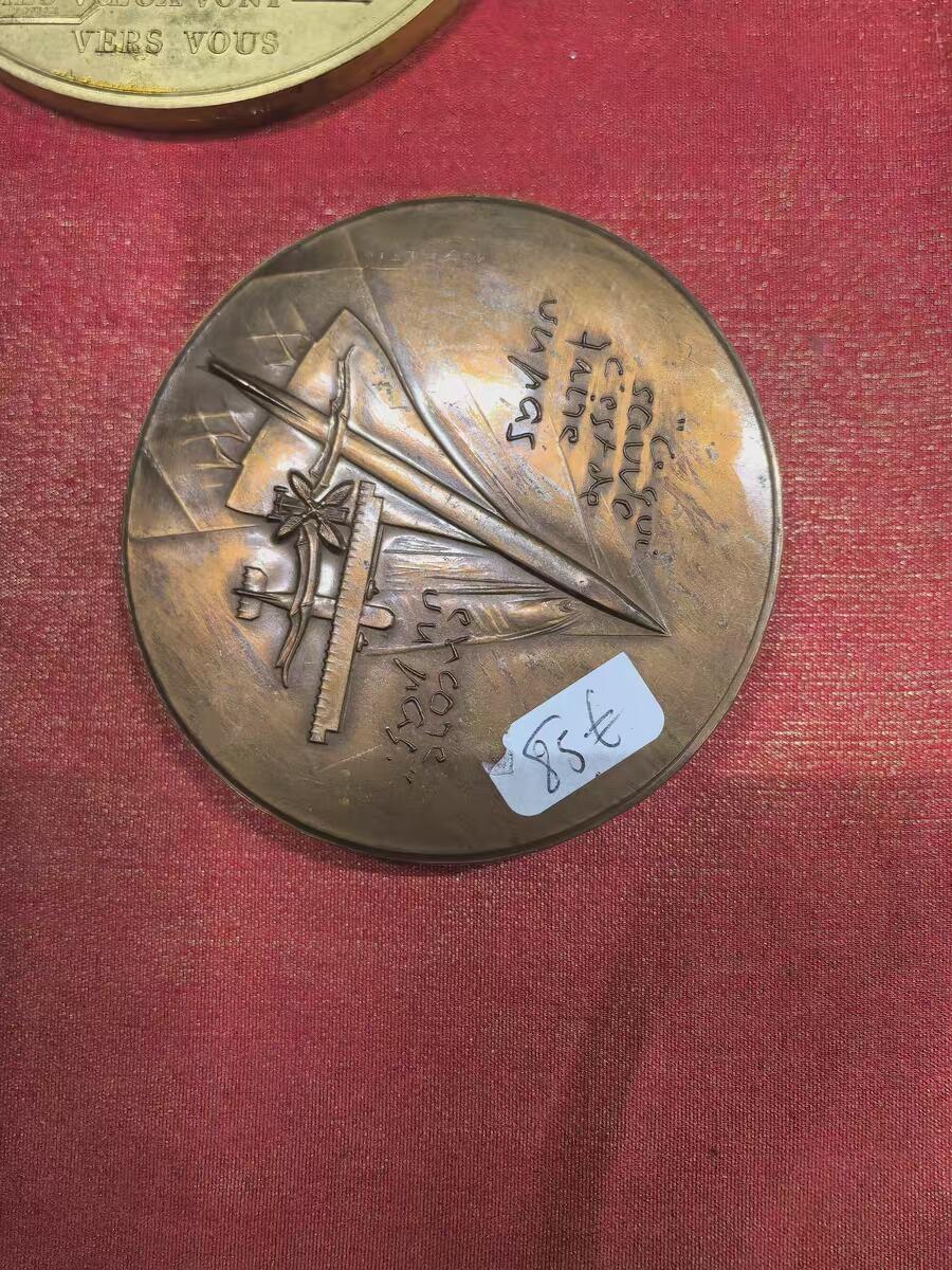 欧洲铜章和回流杂项第一场 铜章深度解析：安托万·德·圣-埃克苏佩里纪念铜章 这枚铜章是为了纪念法国著名作家、飞行员 安托万·德·圣-埃克苏佩里（Antoine de Saint-Exupéry） 而创作的，他是《小王子》的作者，也是一位传奇的二战飞行员