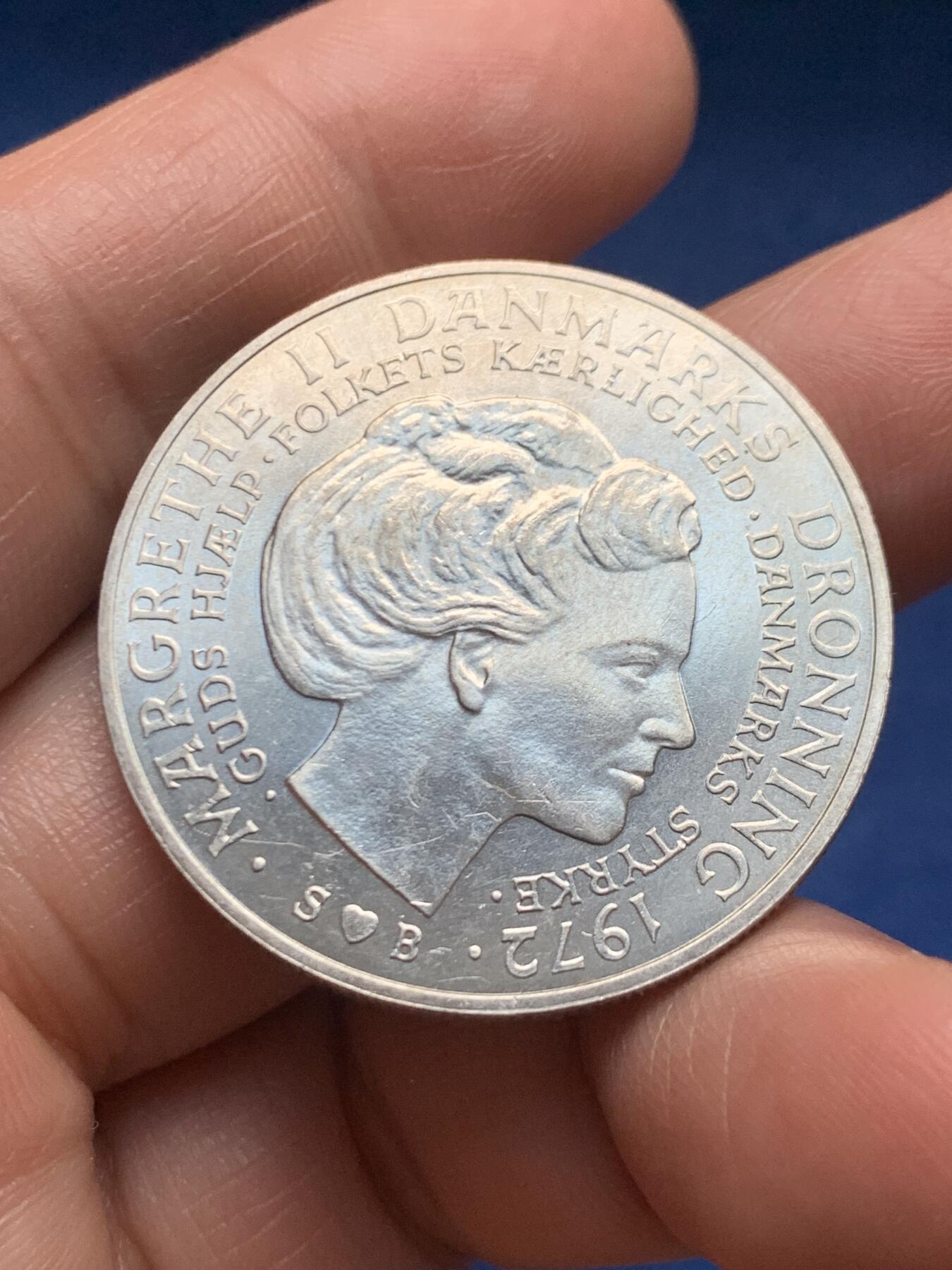 《竞宝斋》第466场 周日，周一 2场连拍 （全场包邮）欢迎送拍 丹麦1972年弗雷德里克九世逝世与玛格丽特二世即位10克朗银币 800银 20.5克