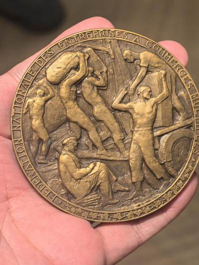欧洲银章、铜章，大优惠起拍价都是银价计算 欧洲铜章 铜章深度解析：法国全国多种商业企业联合会纪念章245克这枚铜章是法国著名雕塑家 Paul Landowski（保罗·朗多夫斯基，1875-1961） 于1950年创作的作品，属于法国全国多种商业企业联合会