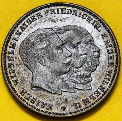 文馨钱币收藏第 295 场，（元宵场）各种银币散币纪念章，长期接代拍业务 - 少见原光好品 1888 年德意志帝国三皇纪年纪念章，主图案为三位皇帝头像并列（左起）威廉一世老皇帝 1797-1888 腓特烈三世百日皇帝 1831-1888 威廉二世新皇帝 1859-1941，背面为德意志帝国国徽双头鹰，象征德意志帝国皇权延续与帝国荣耀（材质银或镀银合金等金属）